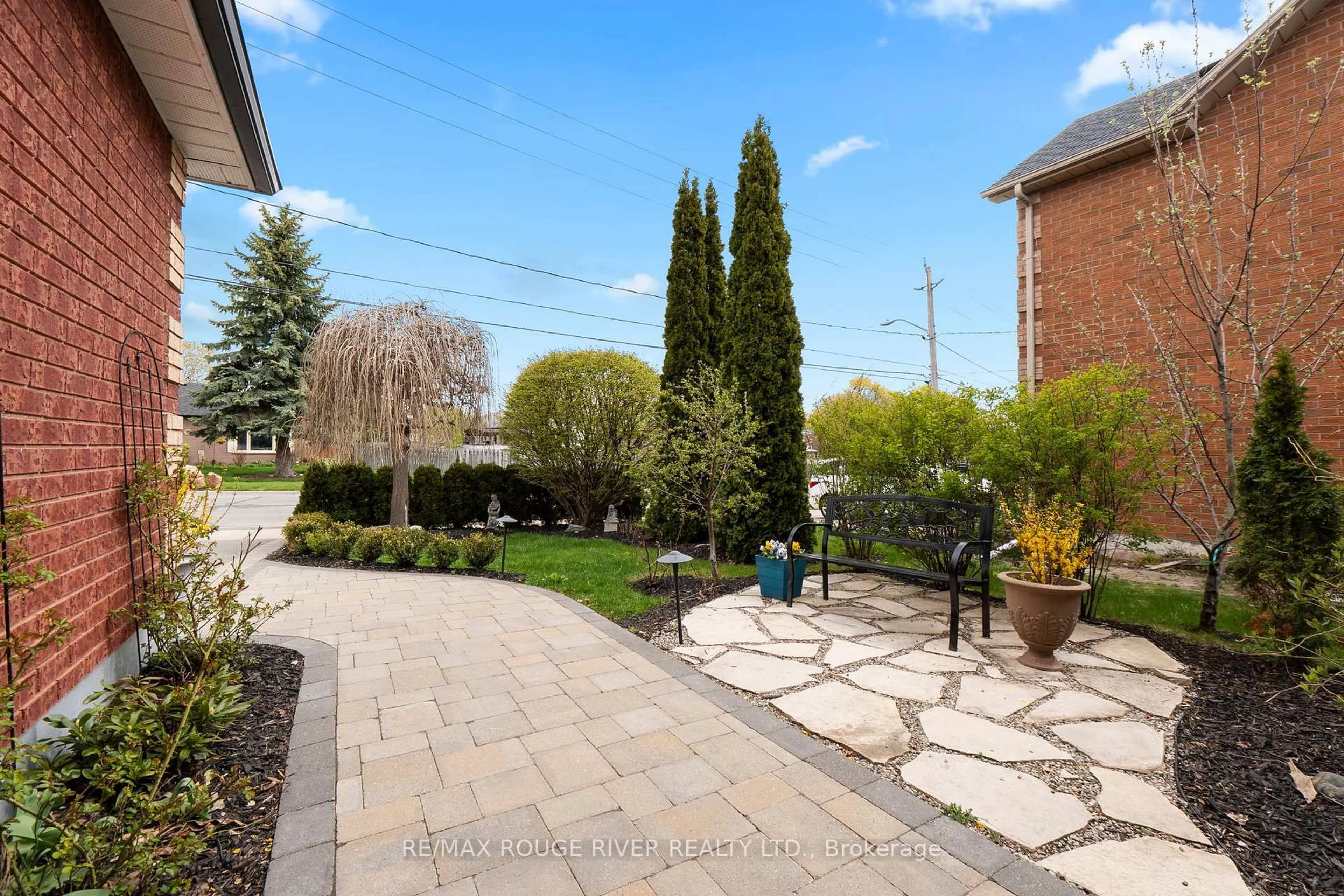 Patio, street for 703 Carlisle St, Cobourg Ontario K9A 5E4