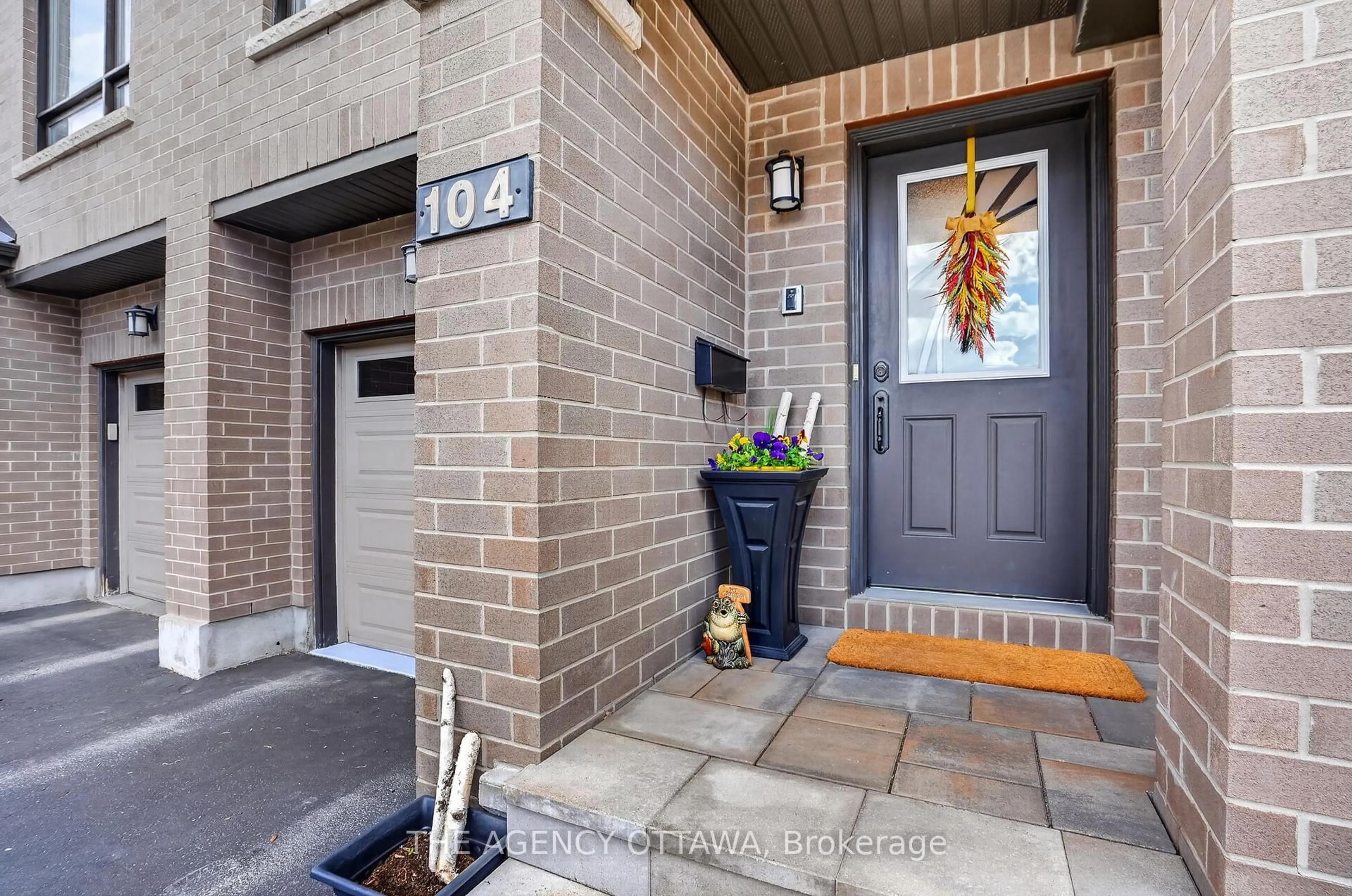 Indoor entryway for 104 Gooseberry Pl, Ottawa Ontario K2J 5Z6