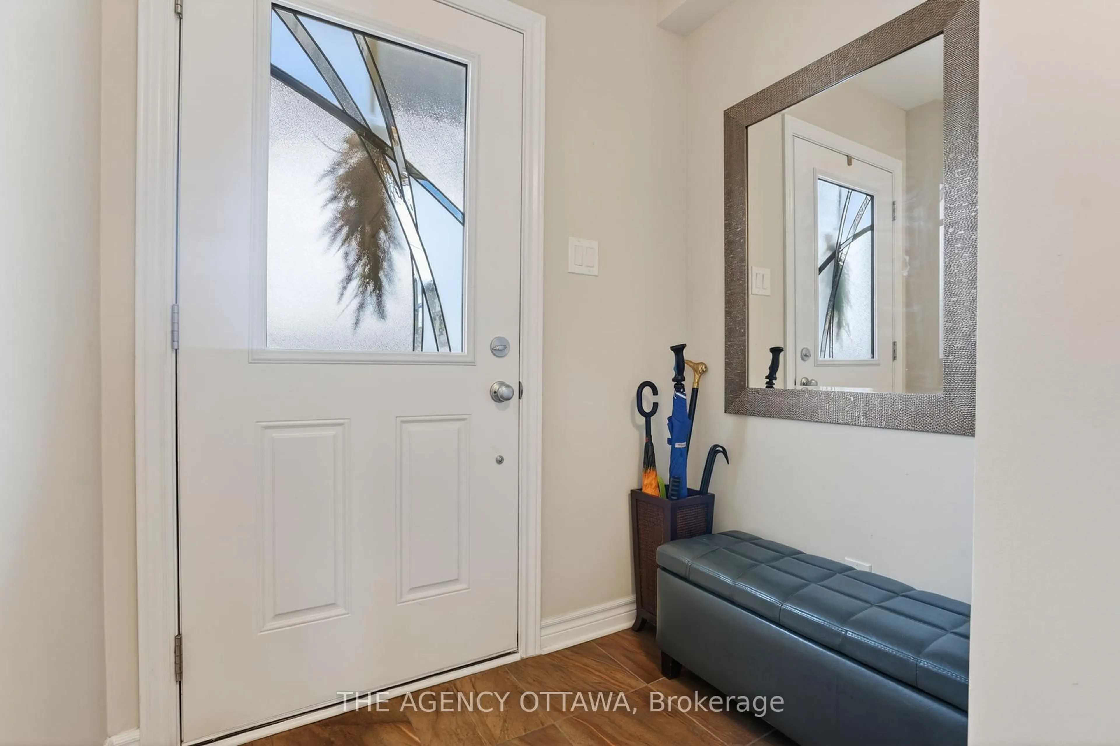 Indoor entryway for 104 Gooseberry Pl, Ottawa Ontario K2J 5Z6
