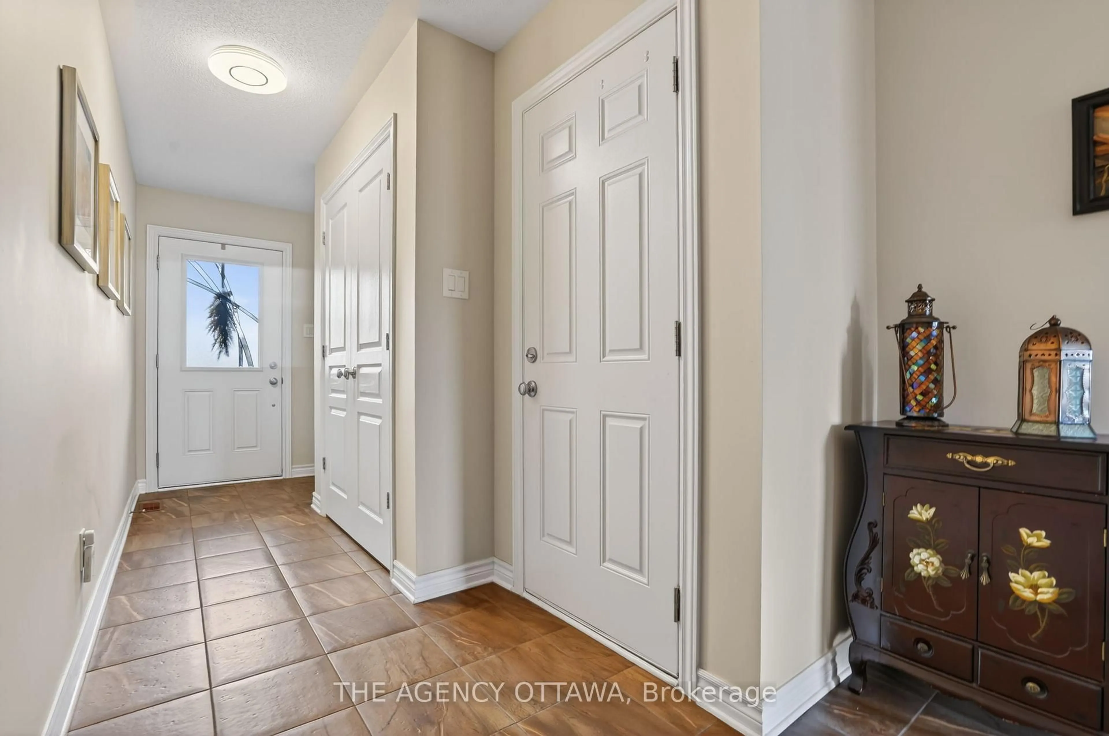 Indoor entryway for 104 Gooseberry Pl, Ottawa Ontario K2J 5Z6