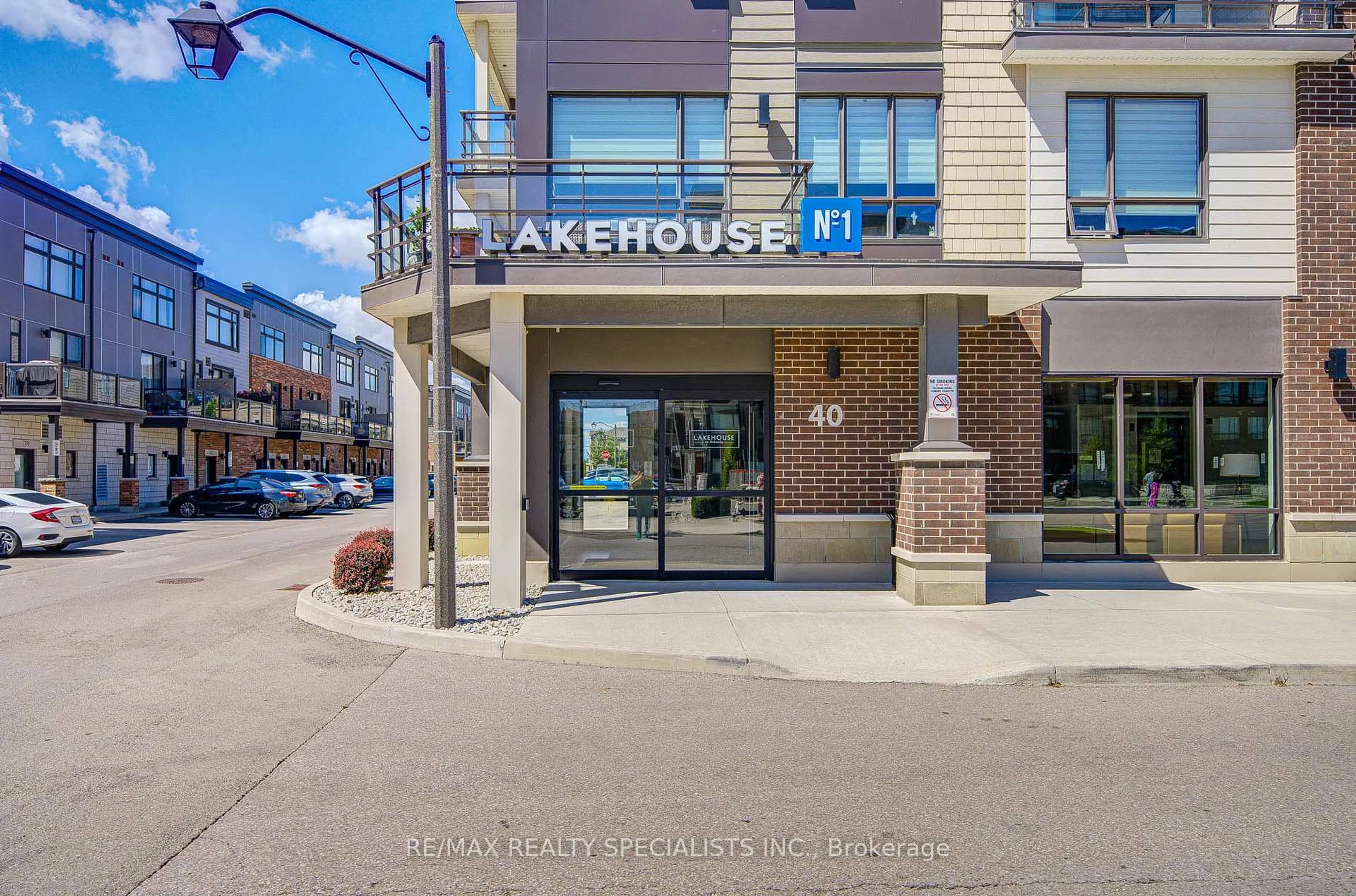 Indoor foyer for 40 Esplanade Lane #407, Grimsby Ontario L3M 0G9