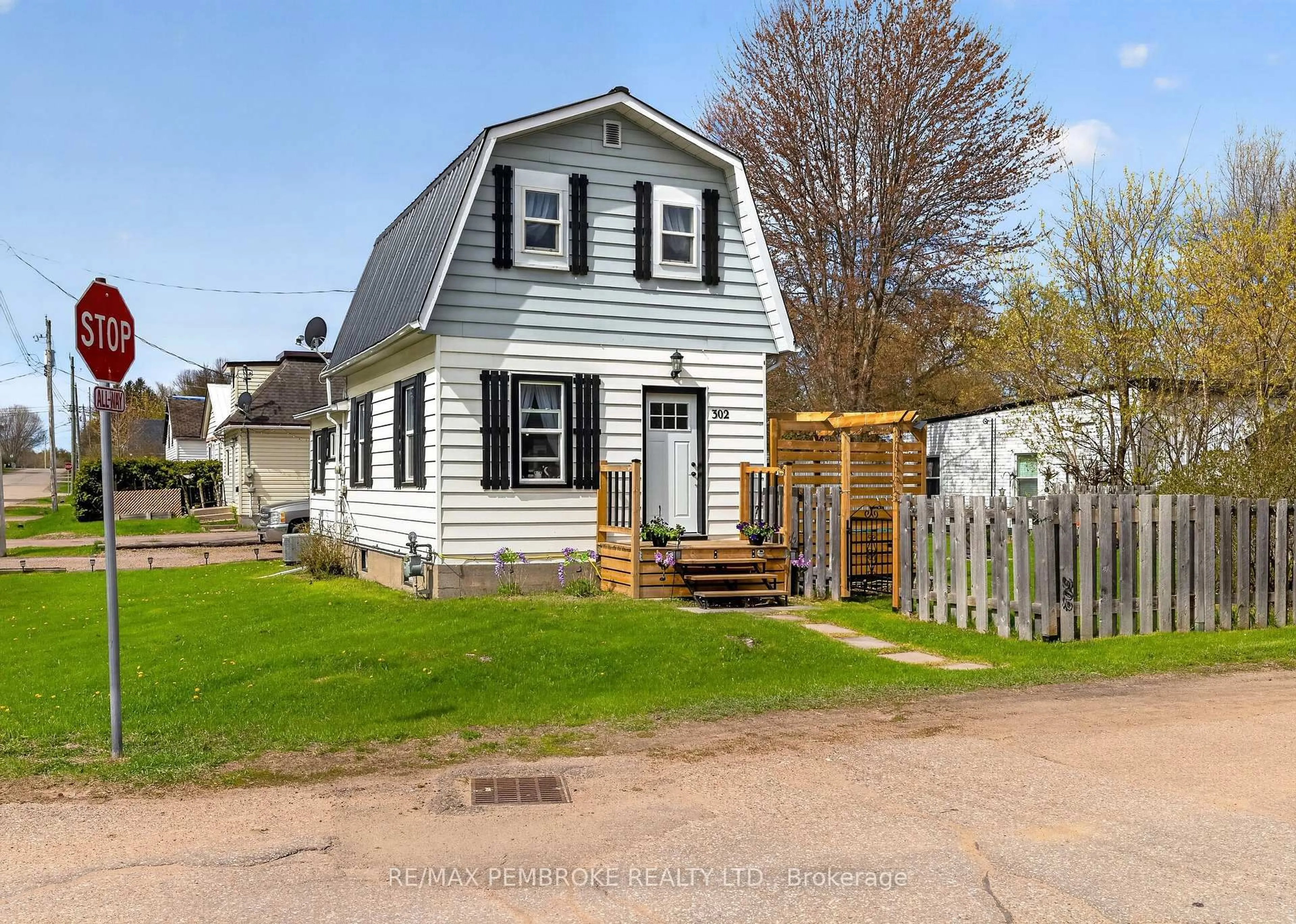 Unknown for 302 Willard St, Pembroke Ontario K8A 3T7