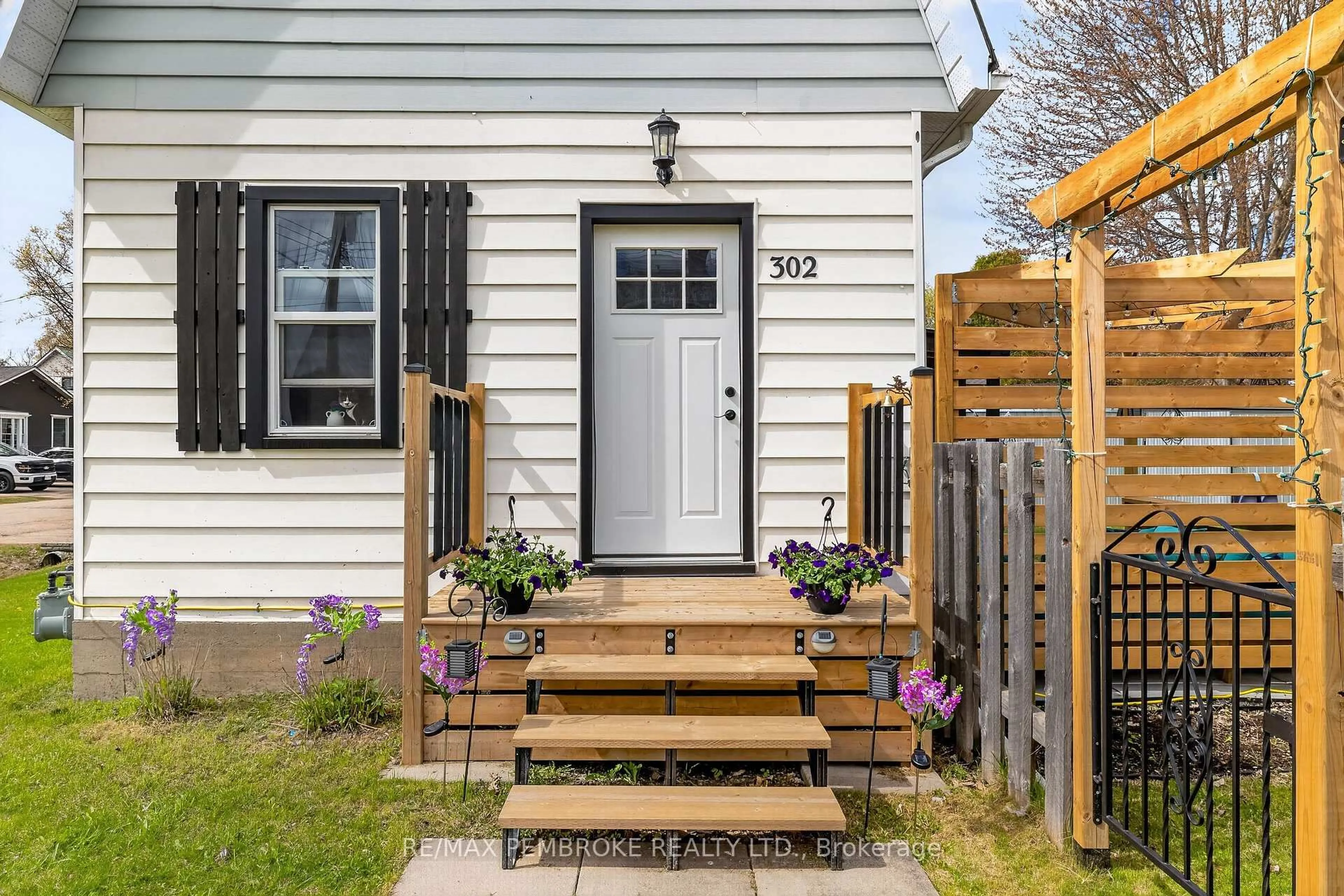 Unknown for 302 Willard St, Pembroke Ontario K8A 3T7