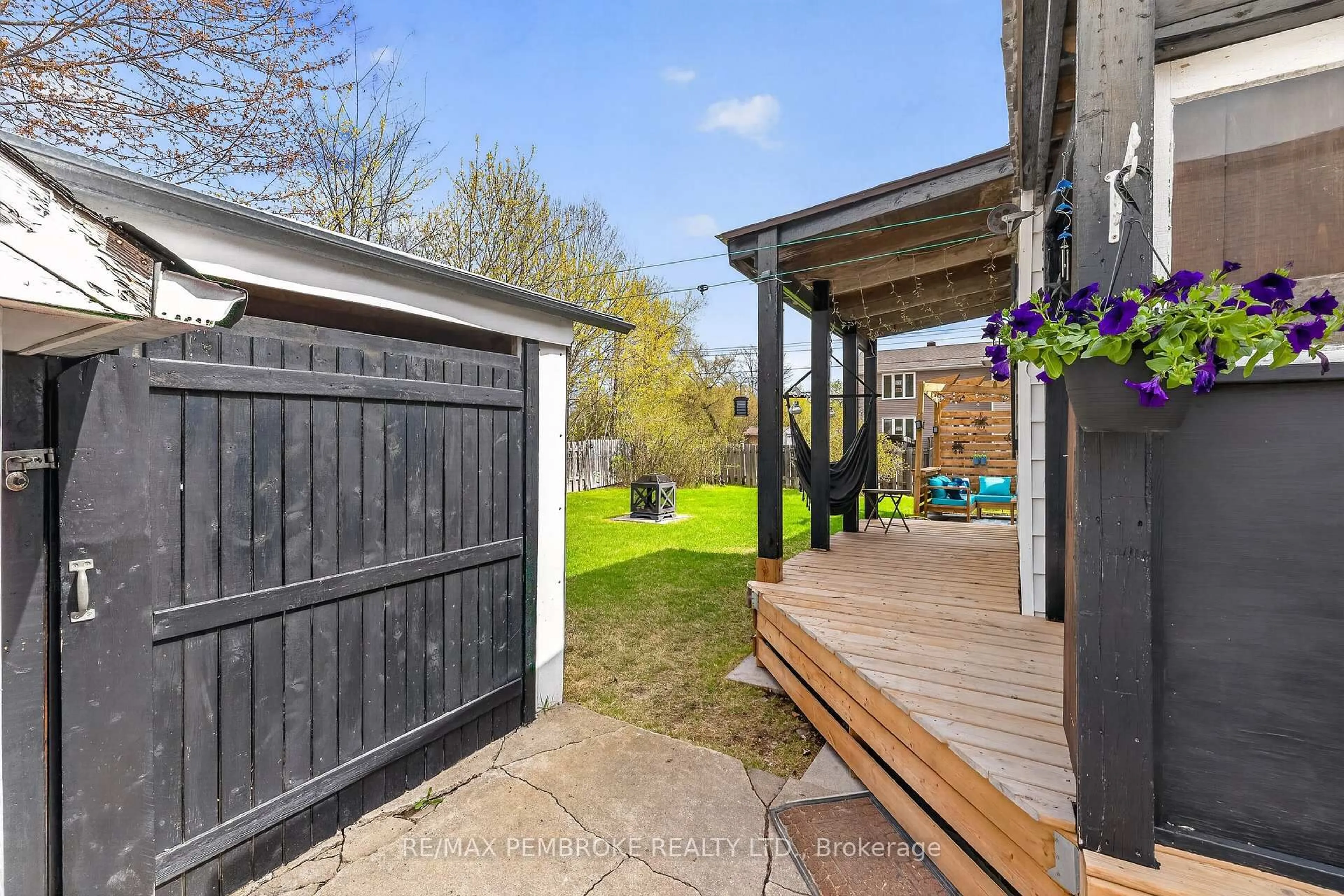 Unknown for 302 Willard St, Pembroke Ontario K8A 3T7