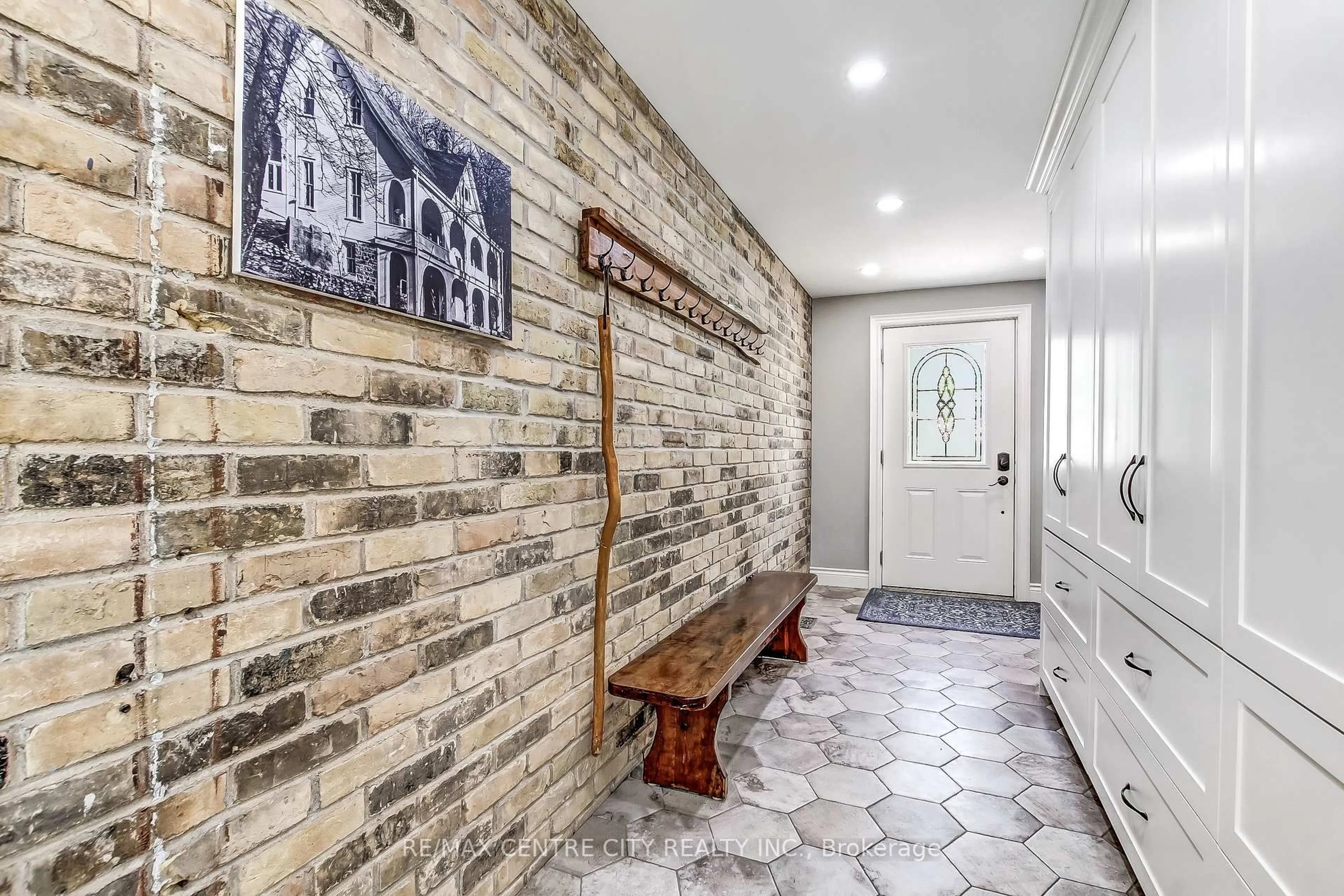 Indoor entryway for 9 Heathcote Ave, London North Ontario N6G 1V3