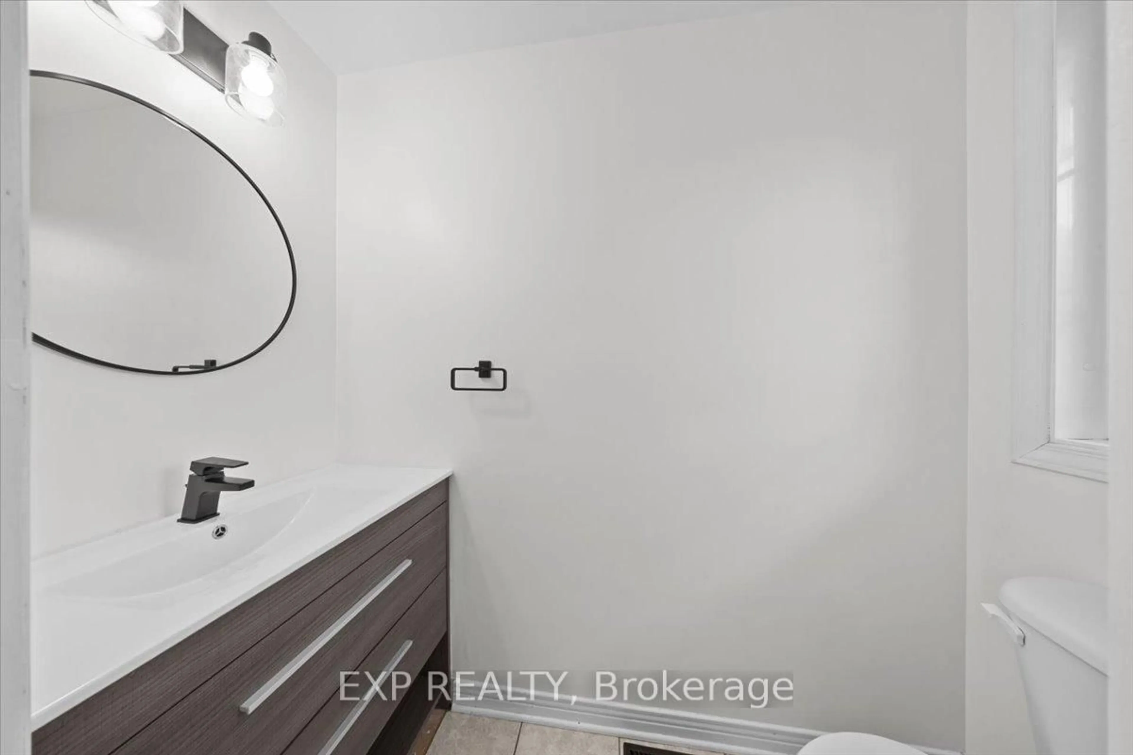 Unknown for 943 Markwick Cres, Ottawa Ontario K4A 4J1