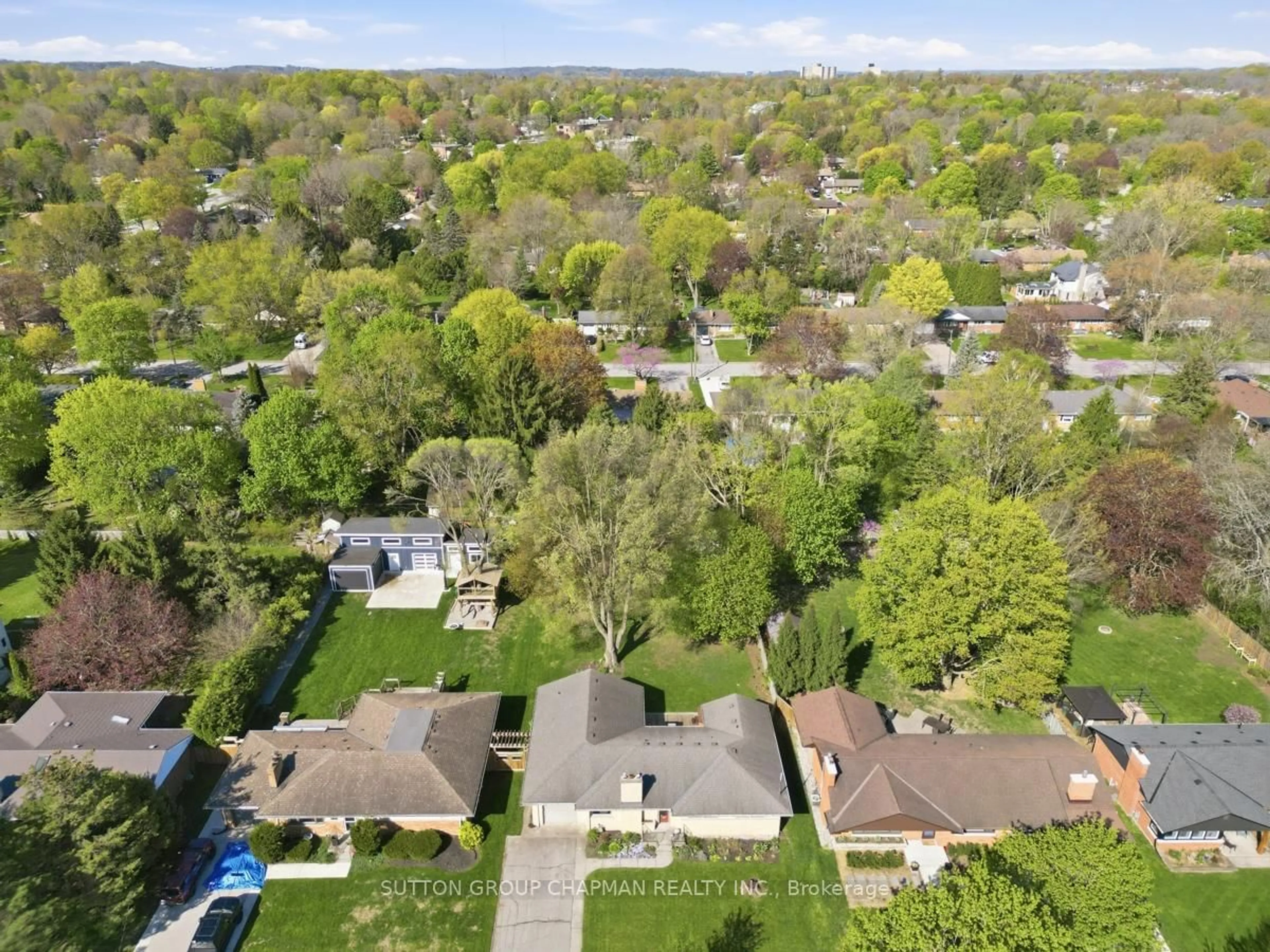 A pic from outside/outdoor area/front of a property/back of a property/a pic from drone, street for 590 Oakridge Dr, London North Ontario N6H 3G2