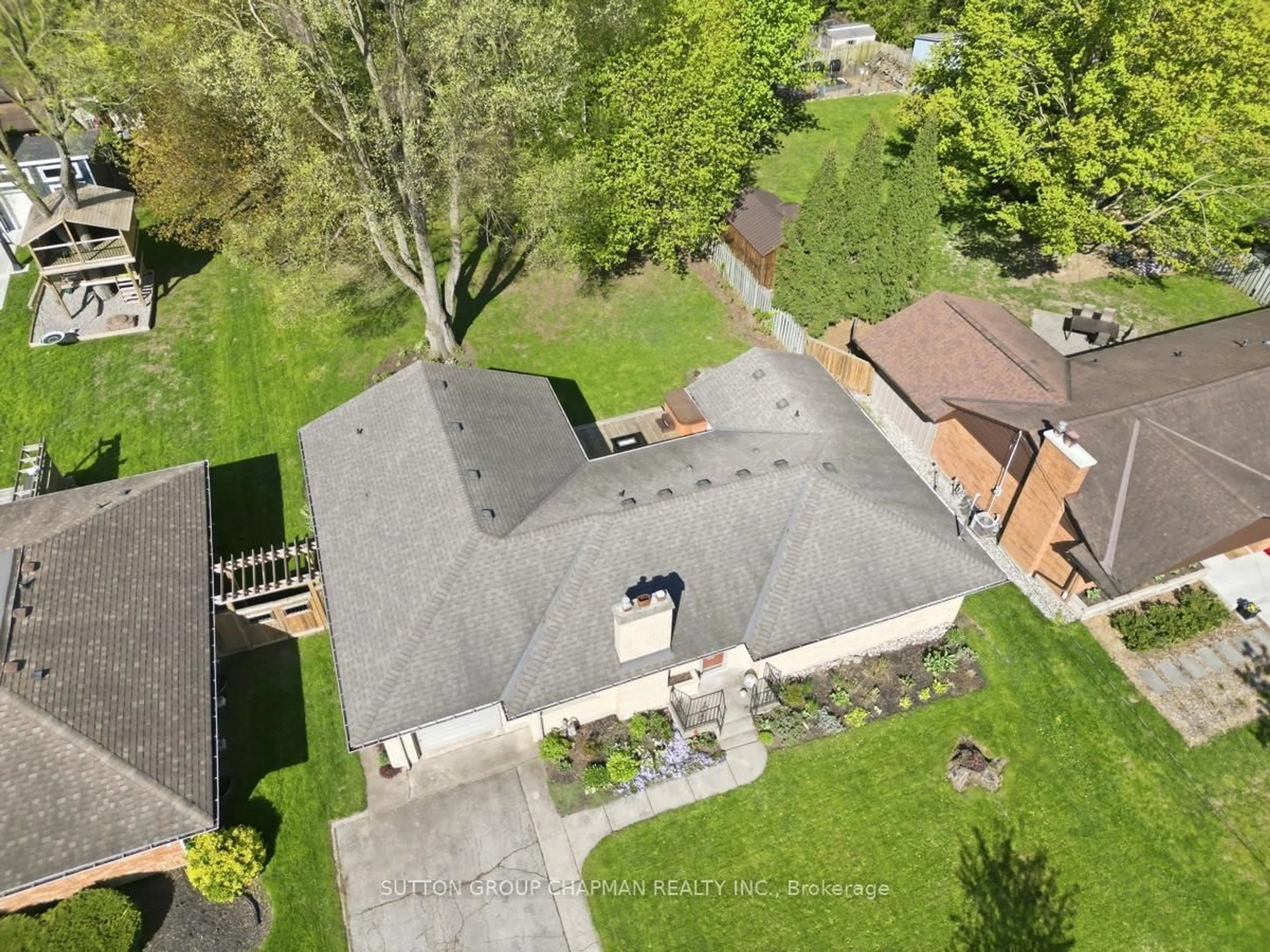 A pic from outside/outdoor area/front of a property/back of a property/a pic from drone, street for 590 Oakridge Dr, London North Ontario N6H 3G2