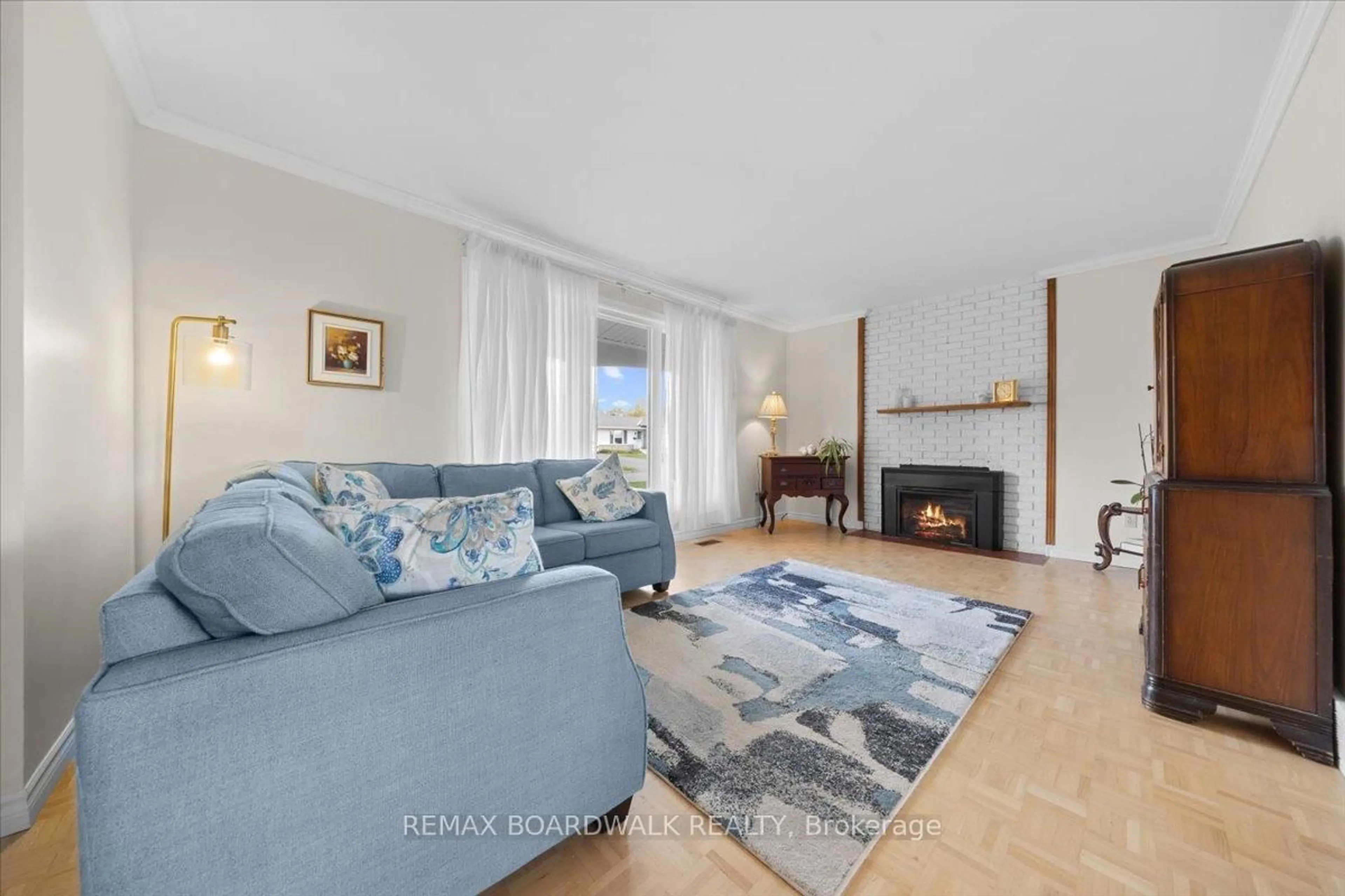 Living room with furniture, unknown for 28 Glenmanor Dr, Nepean Ontario K2G 3G1