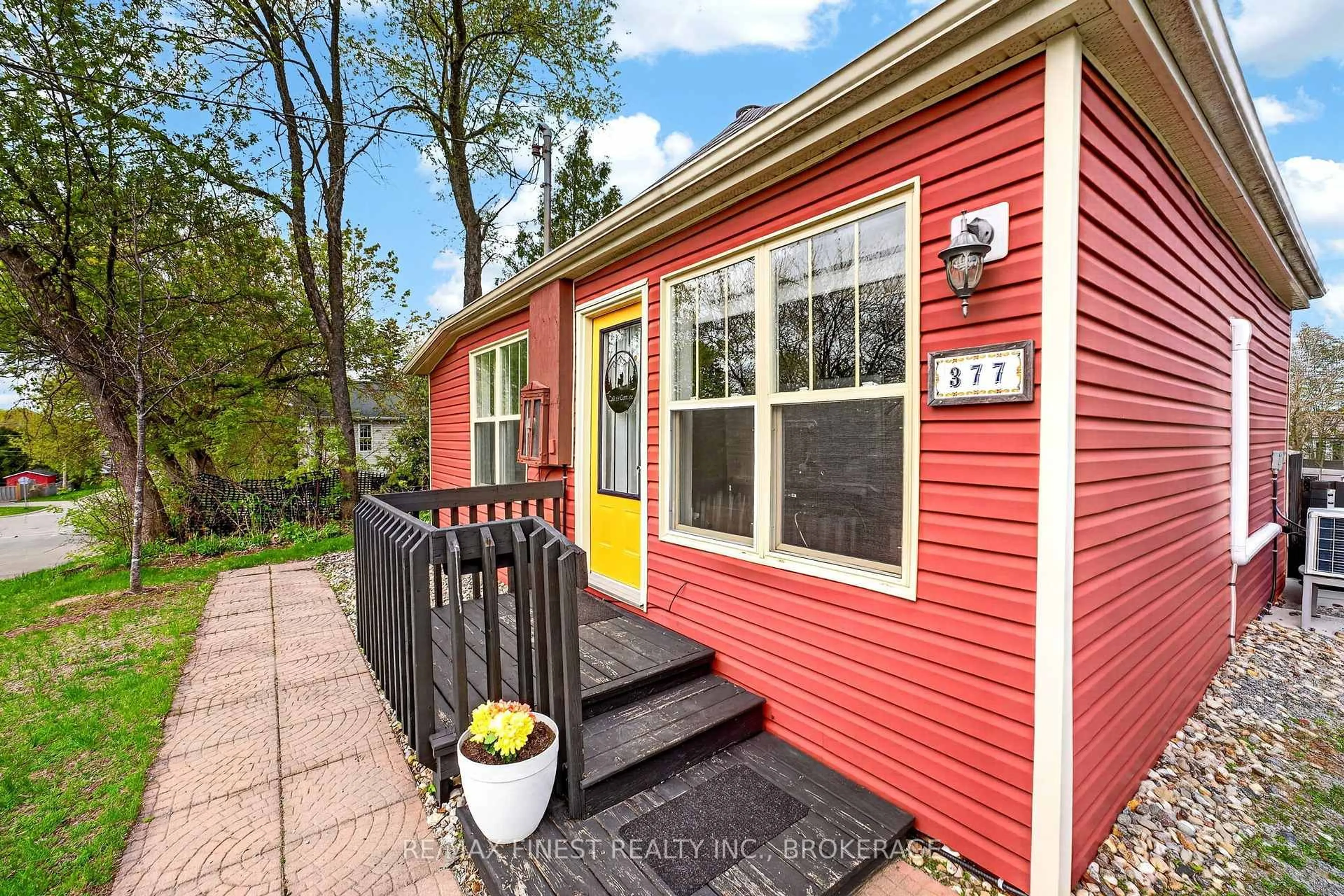Unknown for 377 Henrietta St, Gananoque Ontario K7G 1X6