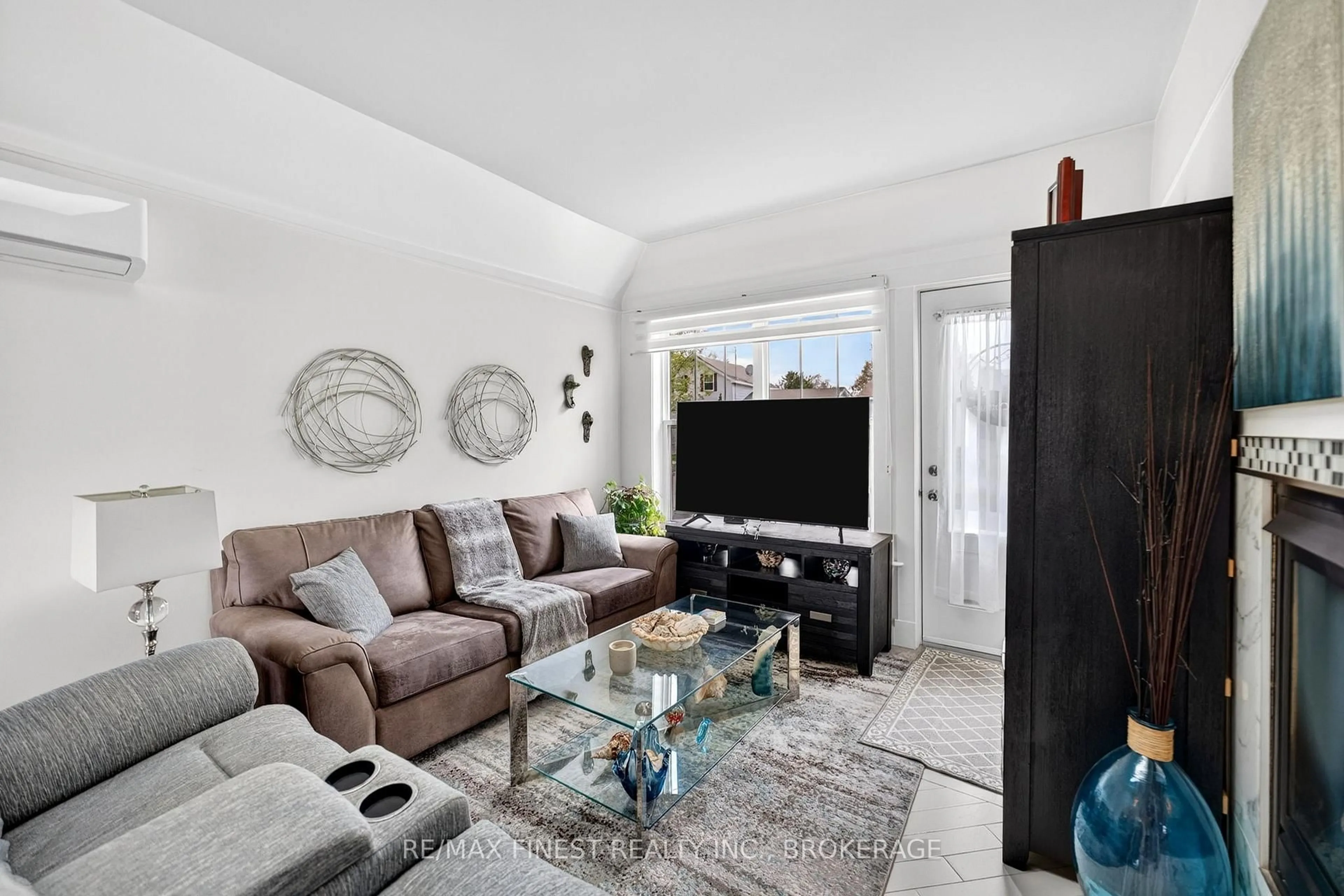 Living room with furniture, unknown for 377 Henrietta St, Gananoque Ontario K7G 1X6