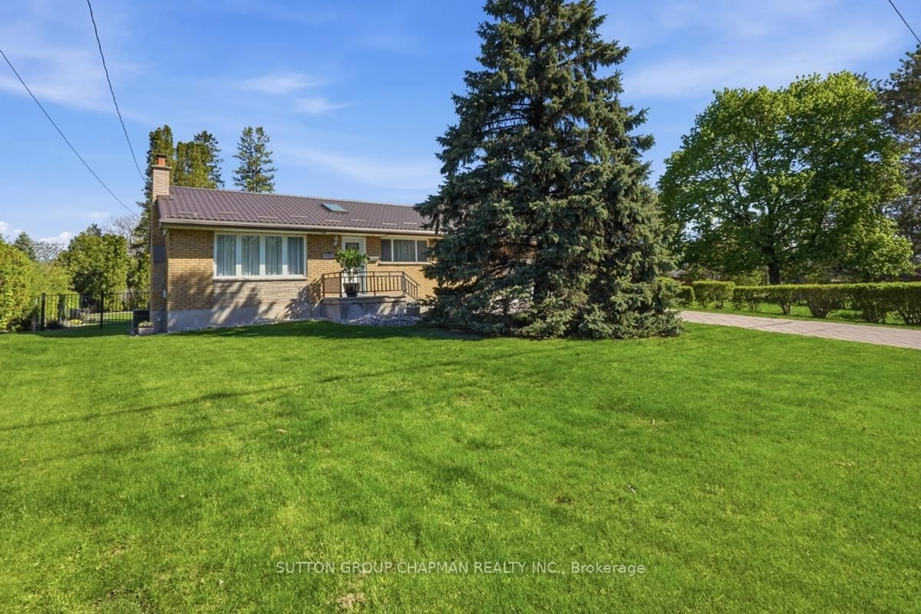 A pic from outside/outdoor area/front of a property/back of a property/a pic from drone, unknown for 925 Plantation Rd, London North Ontario N6H 2Y1