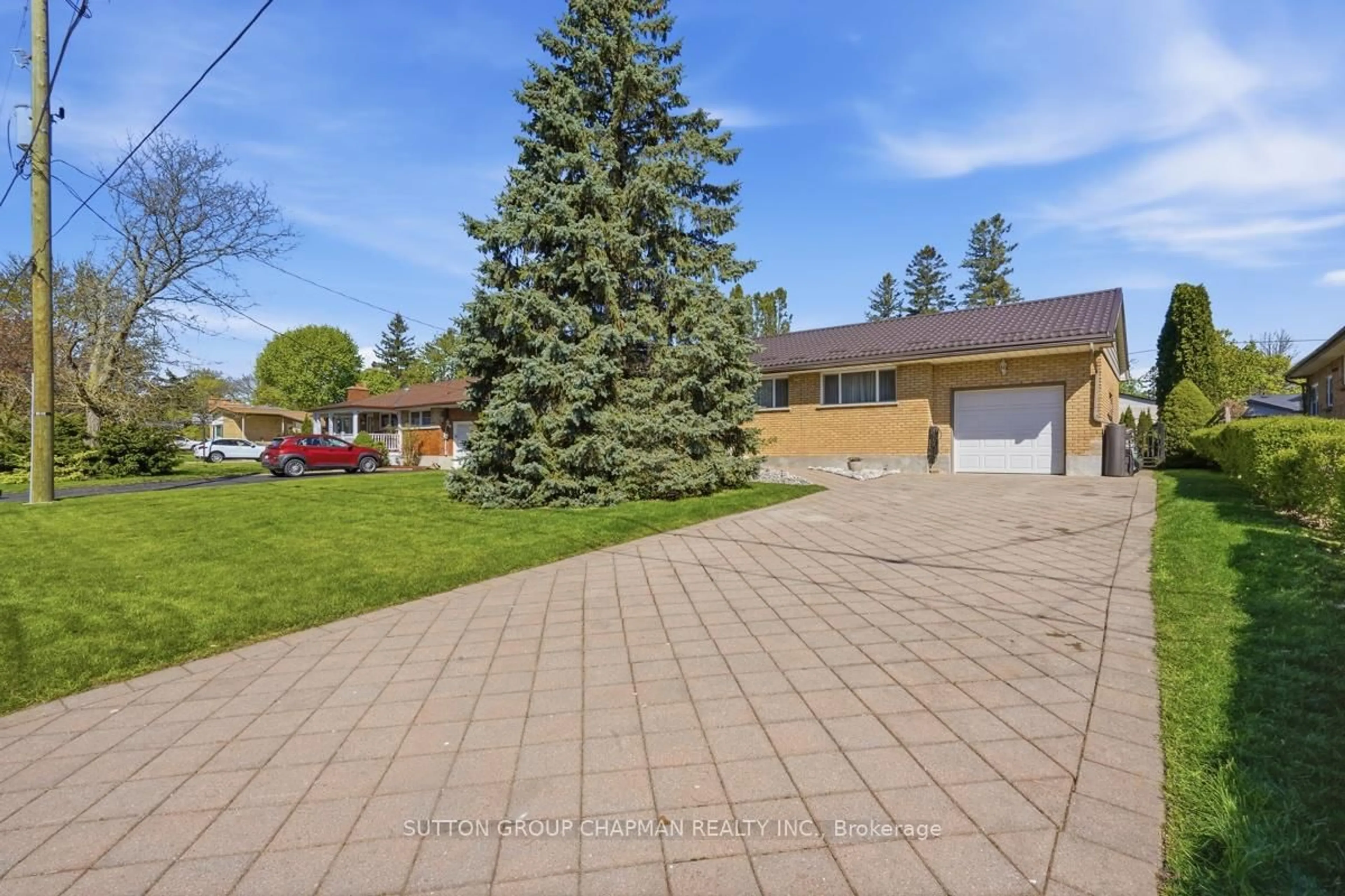 A pic from outside/outdoor area/front of a property/back of a property/a pic from drone, street for 925 Plantation Rd, London North Ontario N6H 2Y1