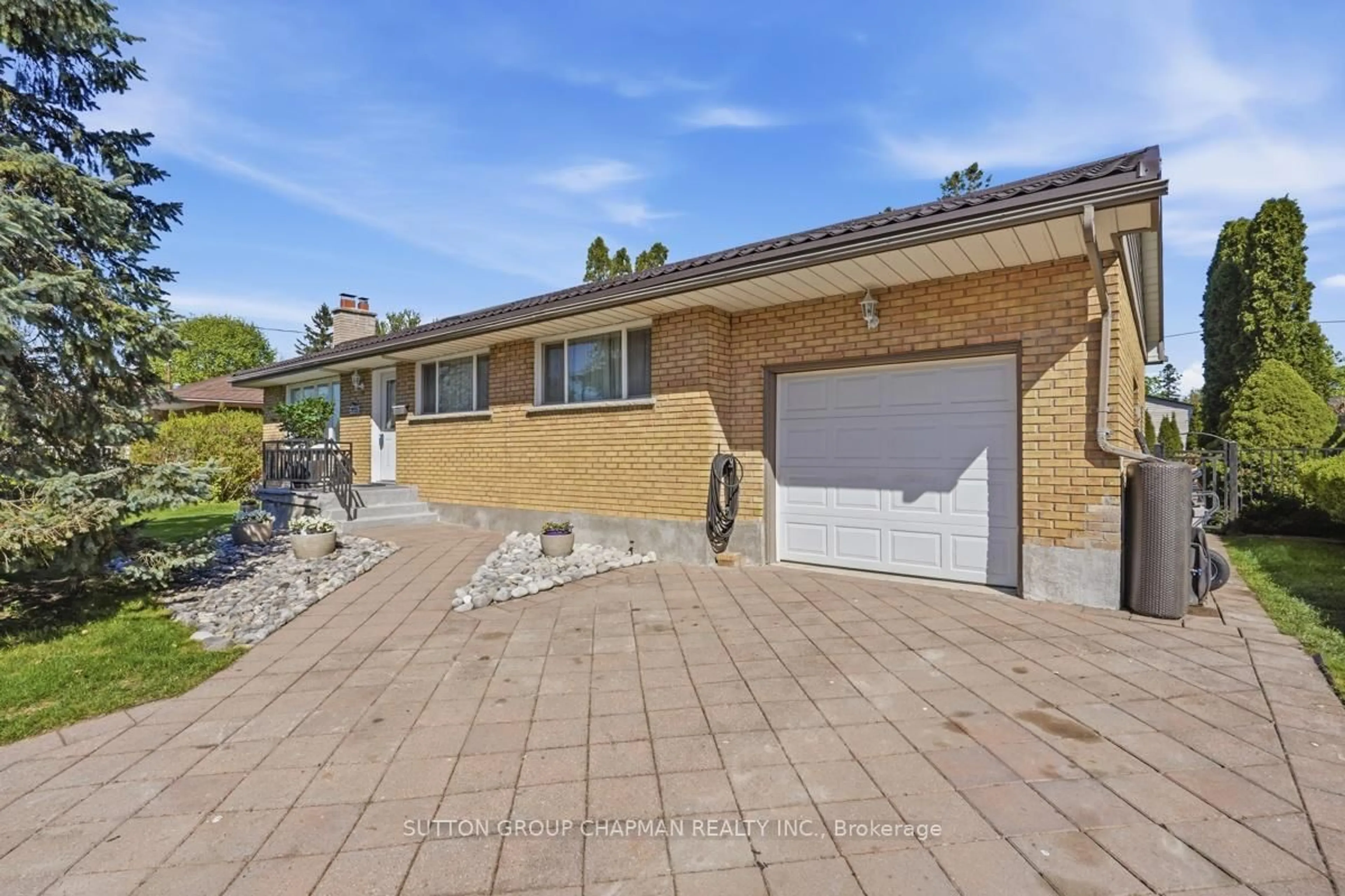 Home with brick exterior material, street for 925 Plantation Rd, London North Ontario N6H 2Y1
