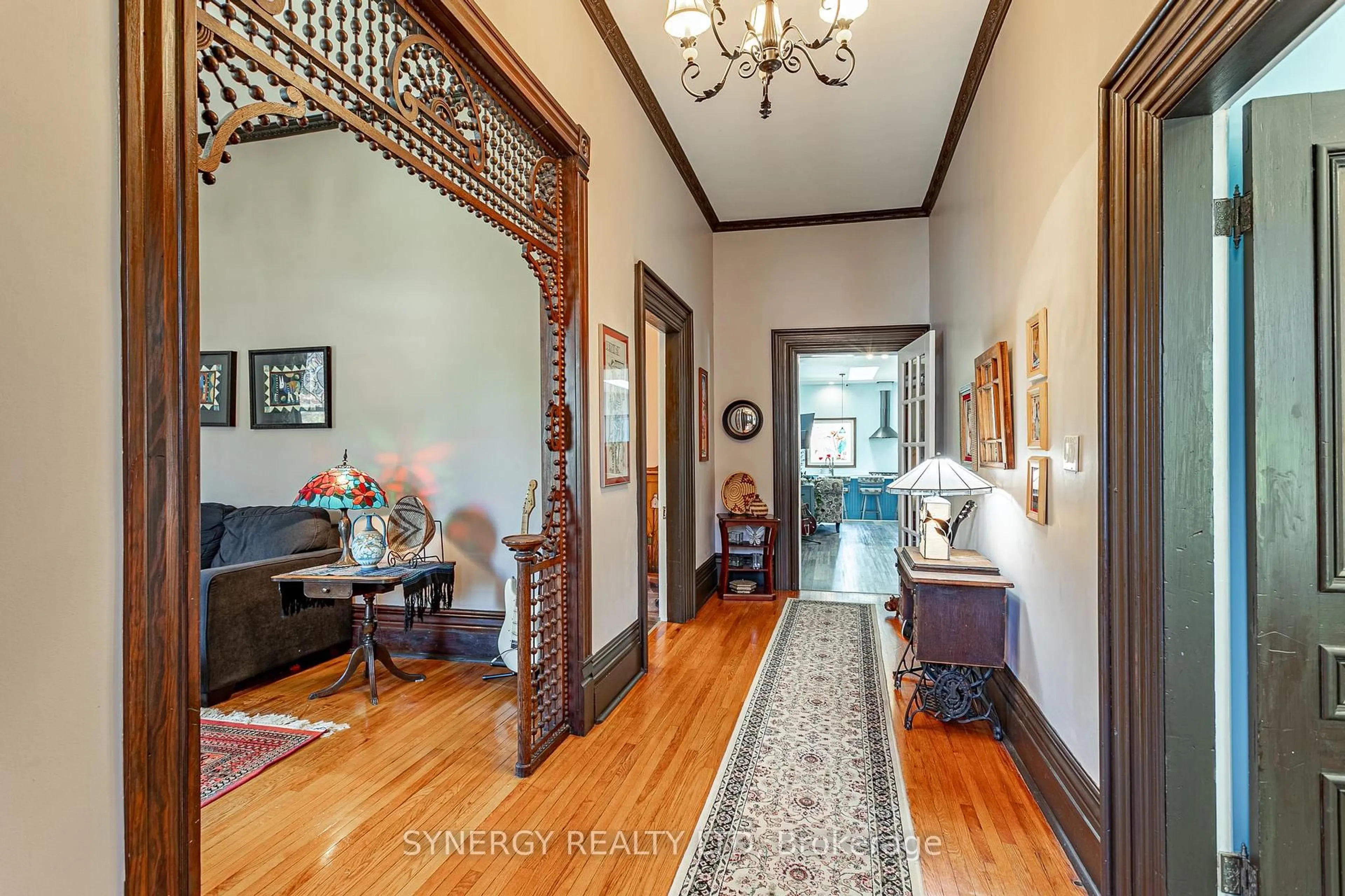 Indoor foyer for 5 Hull Rd, Strathroy-Caradoc Ontario N7G 2B7