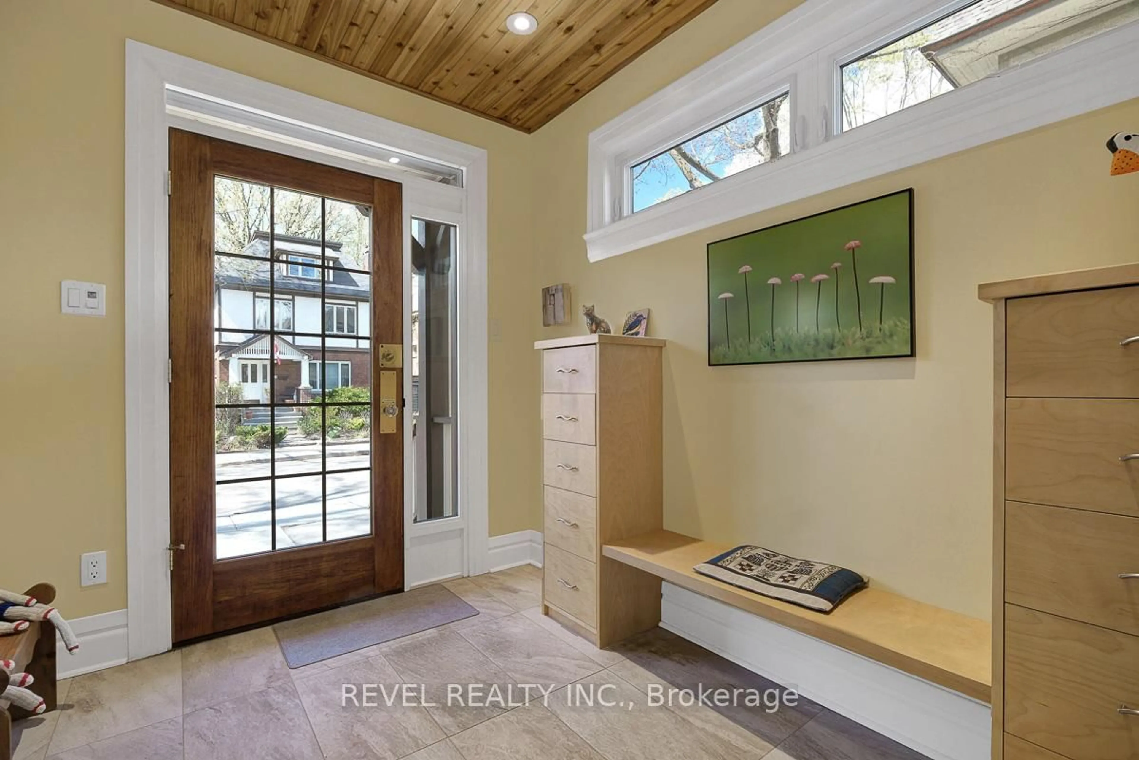 Indoor entryway for 28 Broadway Ave, Ottawa Ontario K1S 2V6