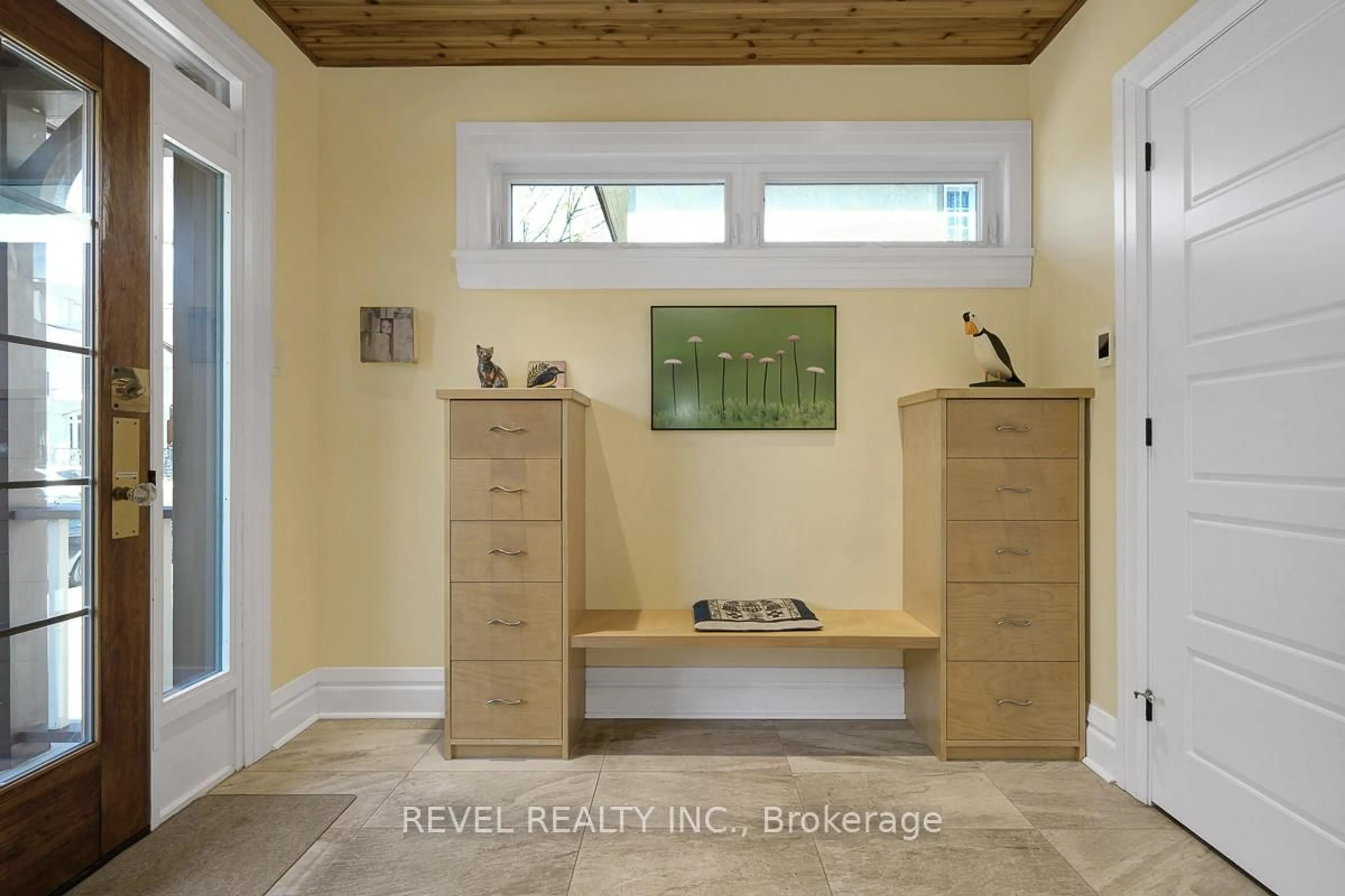 Indoor entryway for 28 Broadway Ave, Ottawa Ontario K1S 2V6