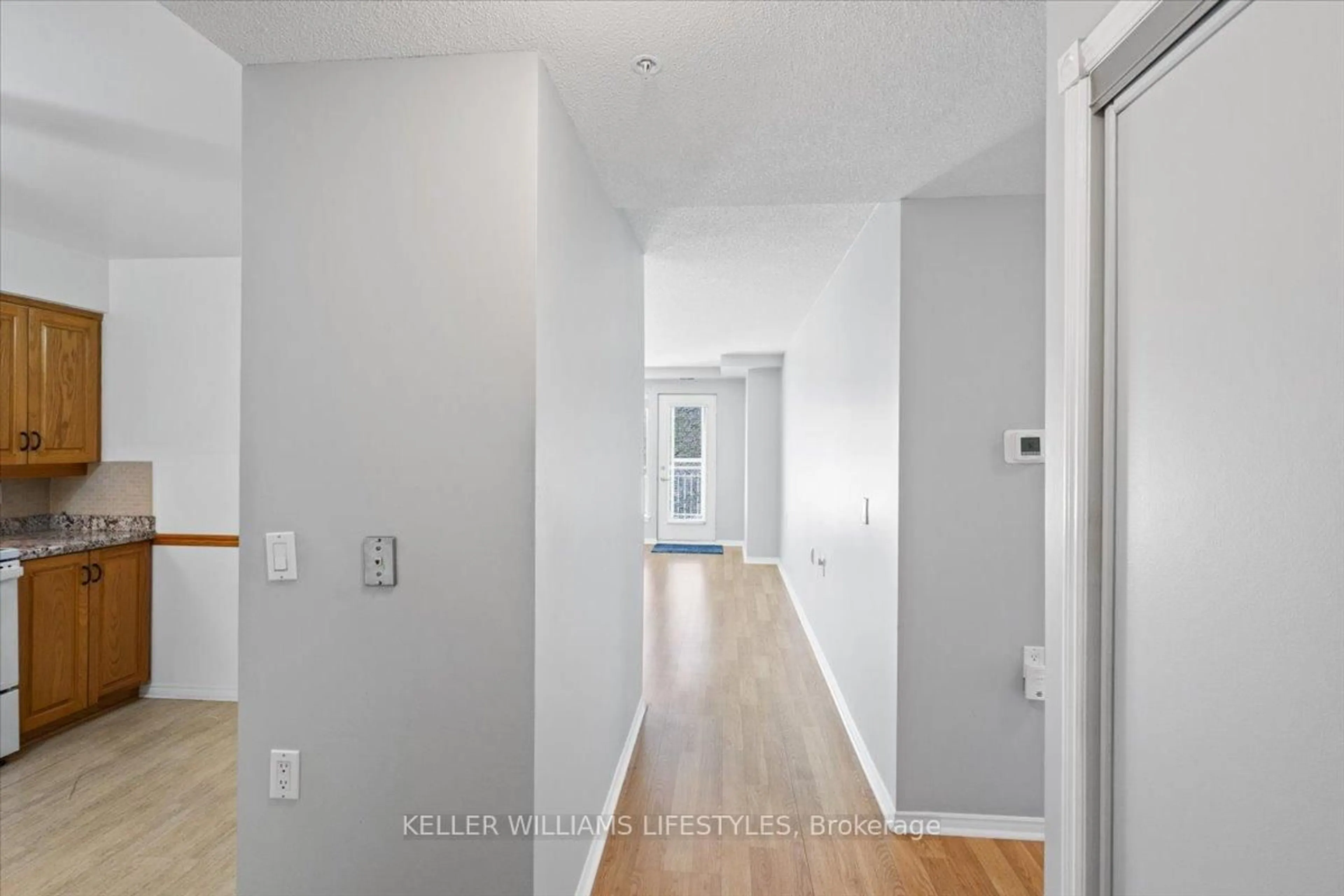Indoor entryway for 511 Gainsborough Rd #215, London North Ontario N6G 4Z5