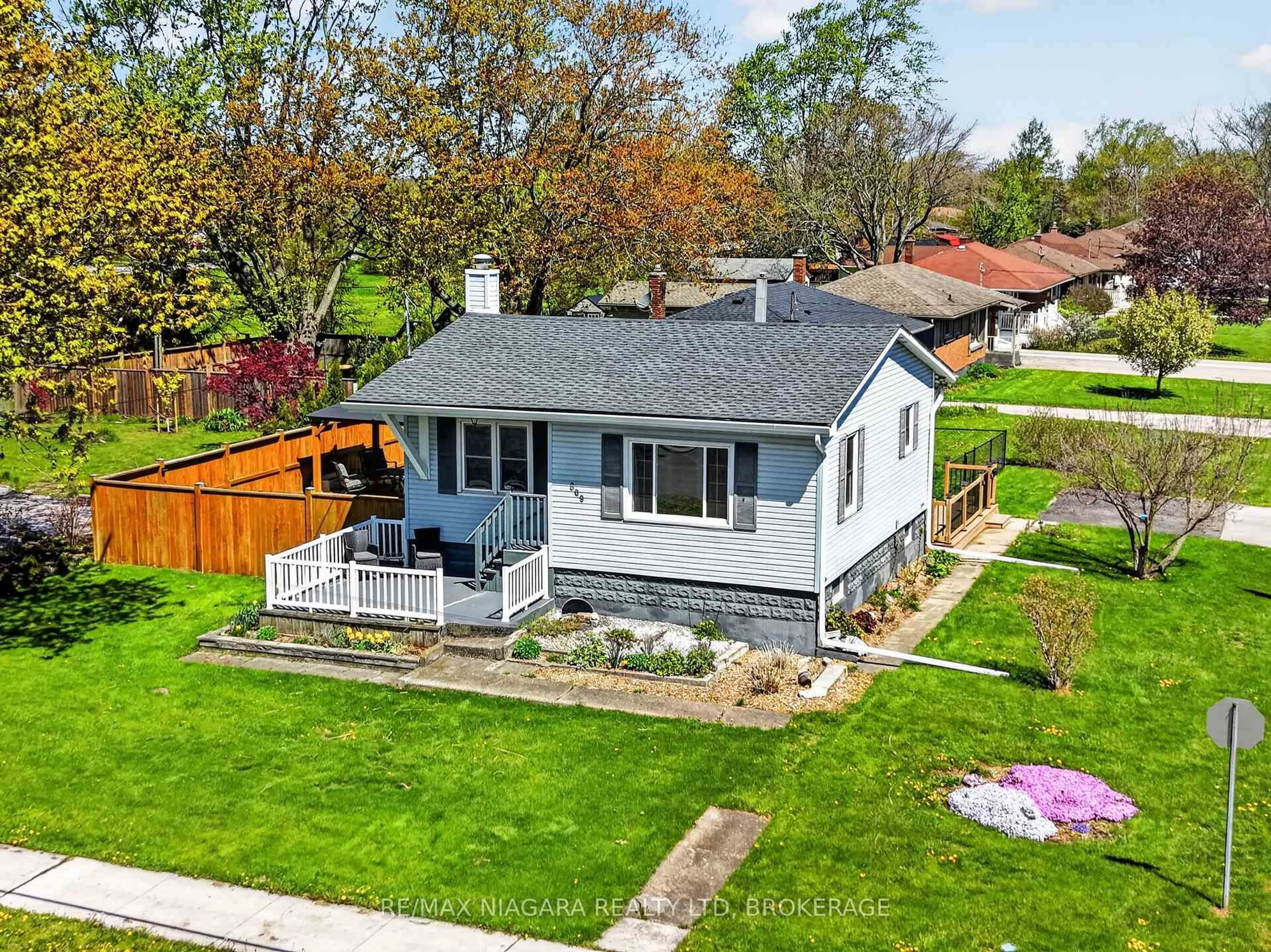 A pic from outside/outdoor area/front of a property/back of a property/a pic from drone, street for 809 Broadway St, Welland Ontario L3C 5M9