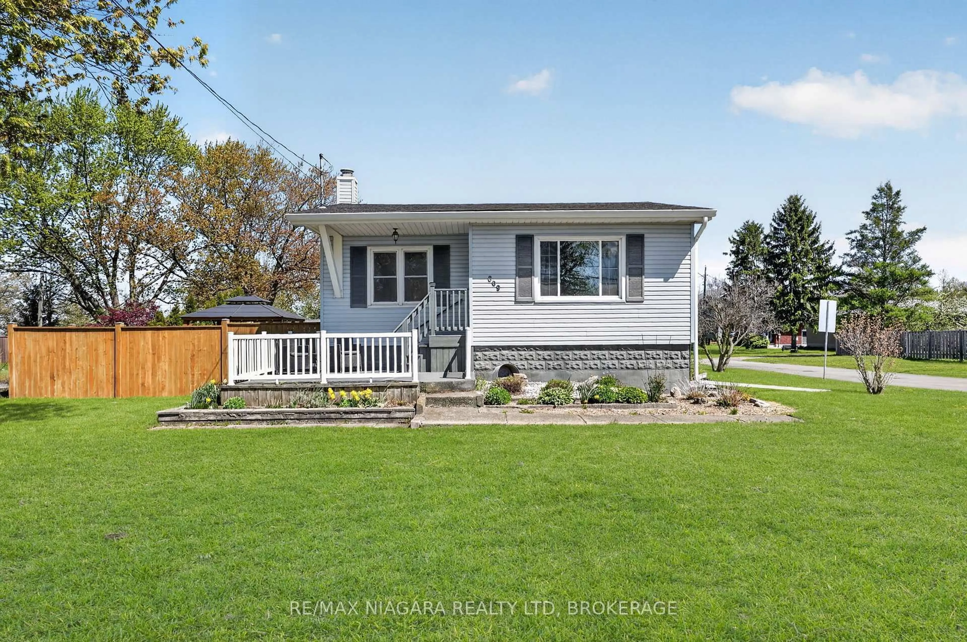 Home with vinyl exterior material, water/lake/river/ocean view for 809 Broadway St, Welland Ontario L3C 5M9
