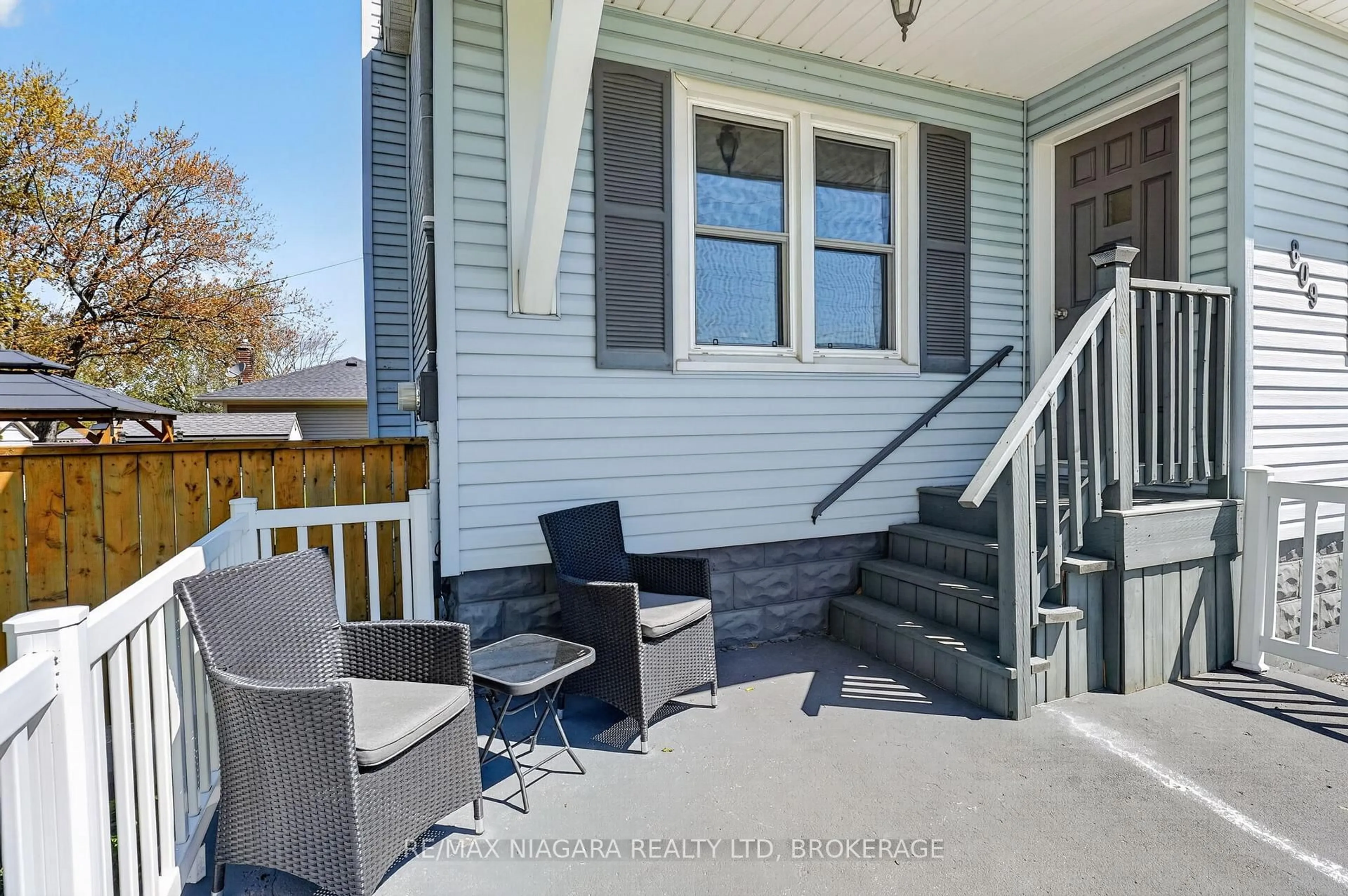 Patio, street for 809 Broadway St, Welland Ontario L3C 5M9