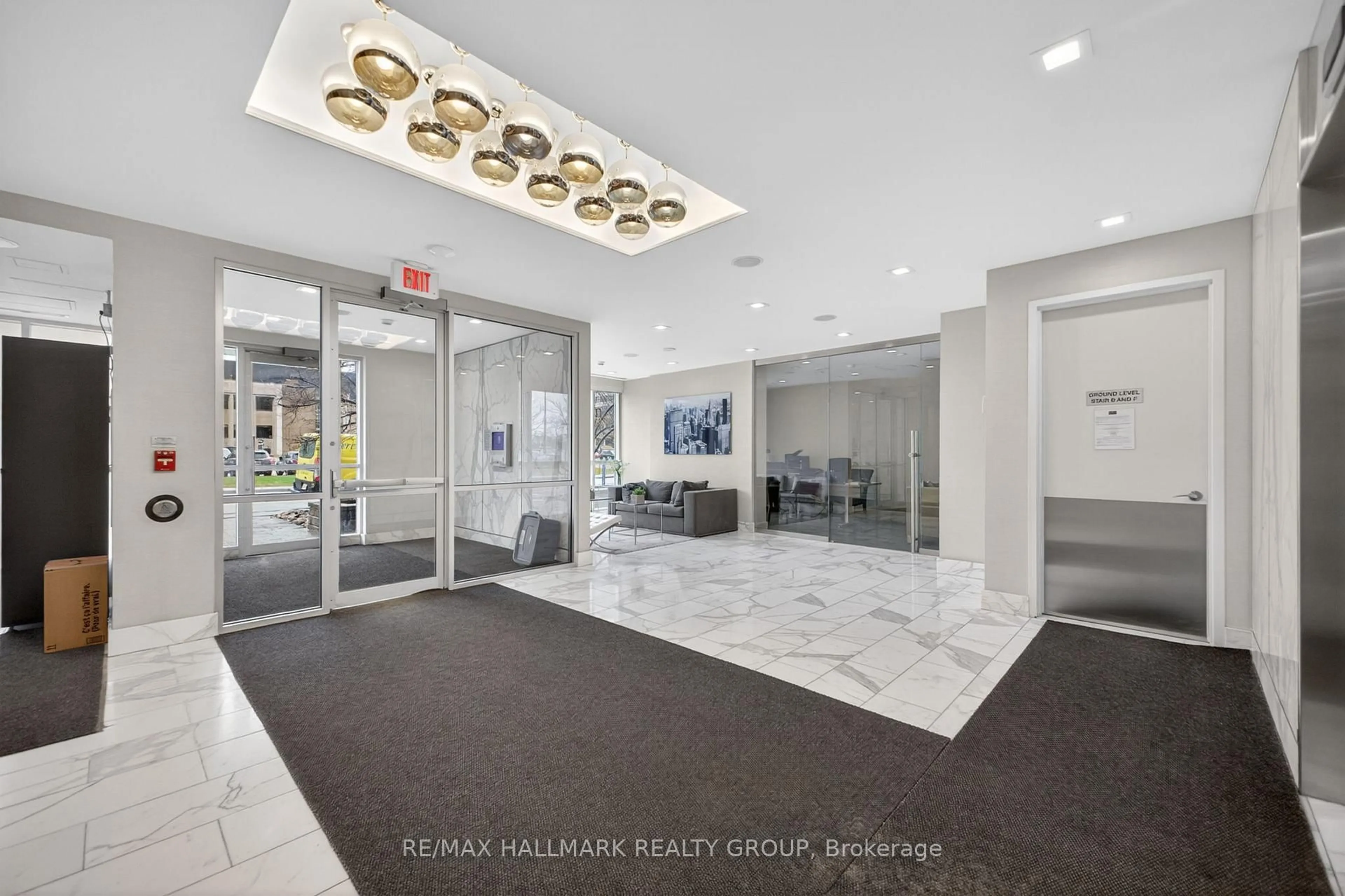 Indoor foyer for 201 Parkdale Ave #705, Ottawa Ontario K1Y 1E8