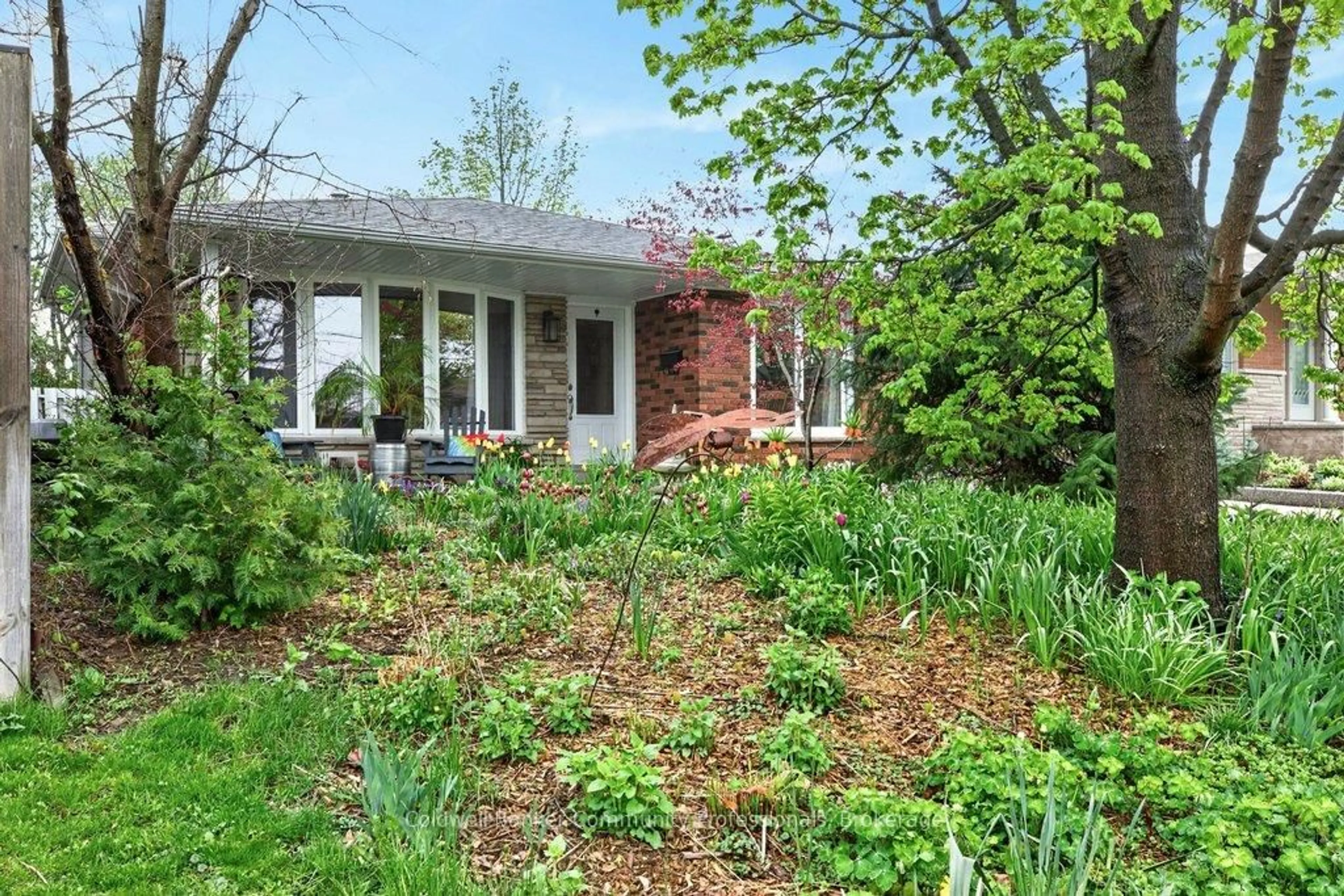 Patio, street for 161 Manning Ave, Hamilton Ontario L9A 3G1