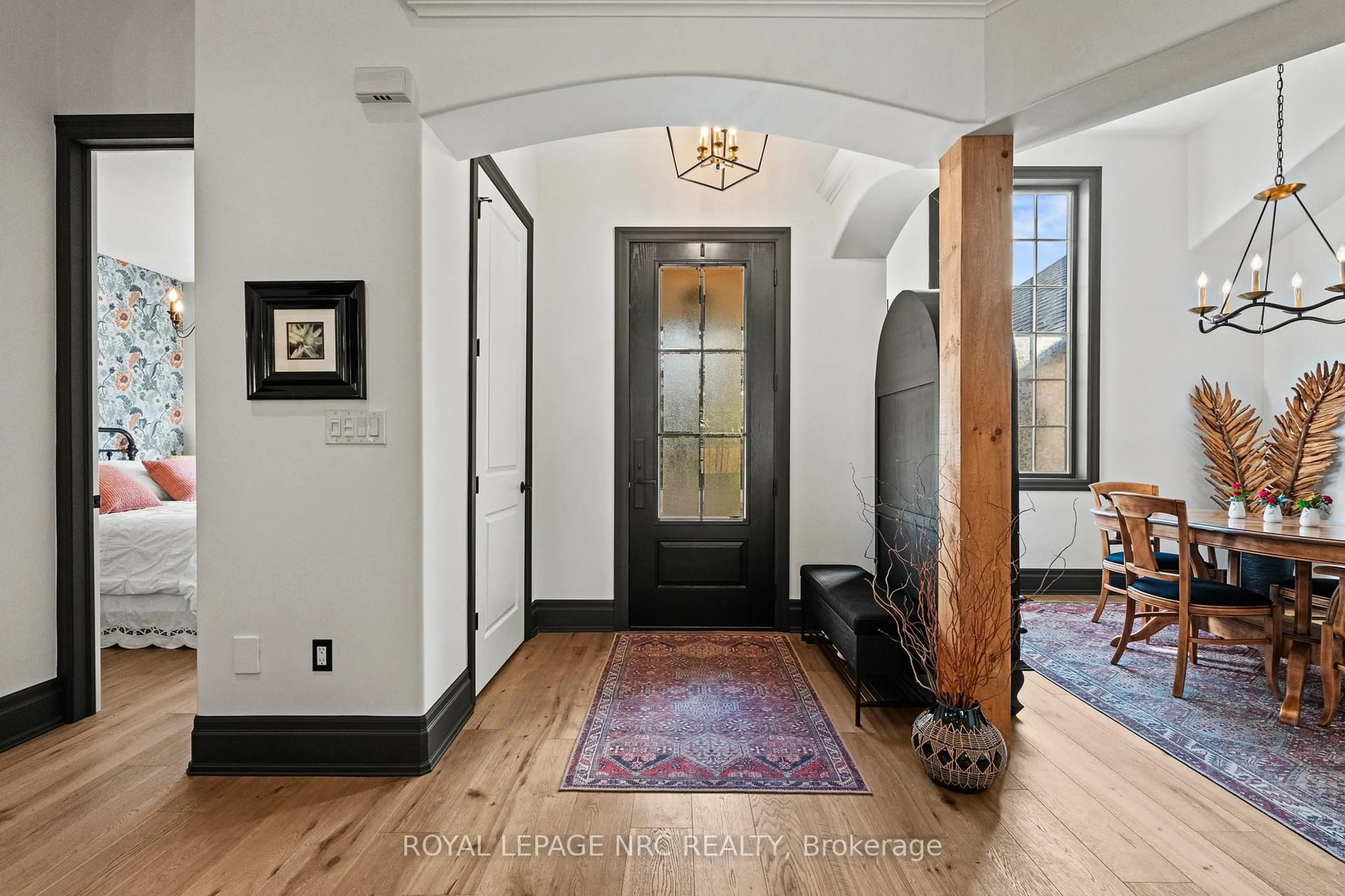 Indoor entryway for 350 JOHN St, Niagara-on-the-Lake Ontario L0S 1J0