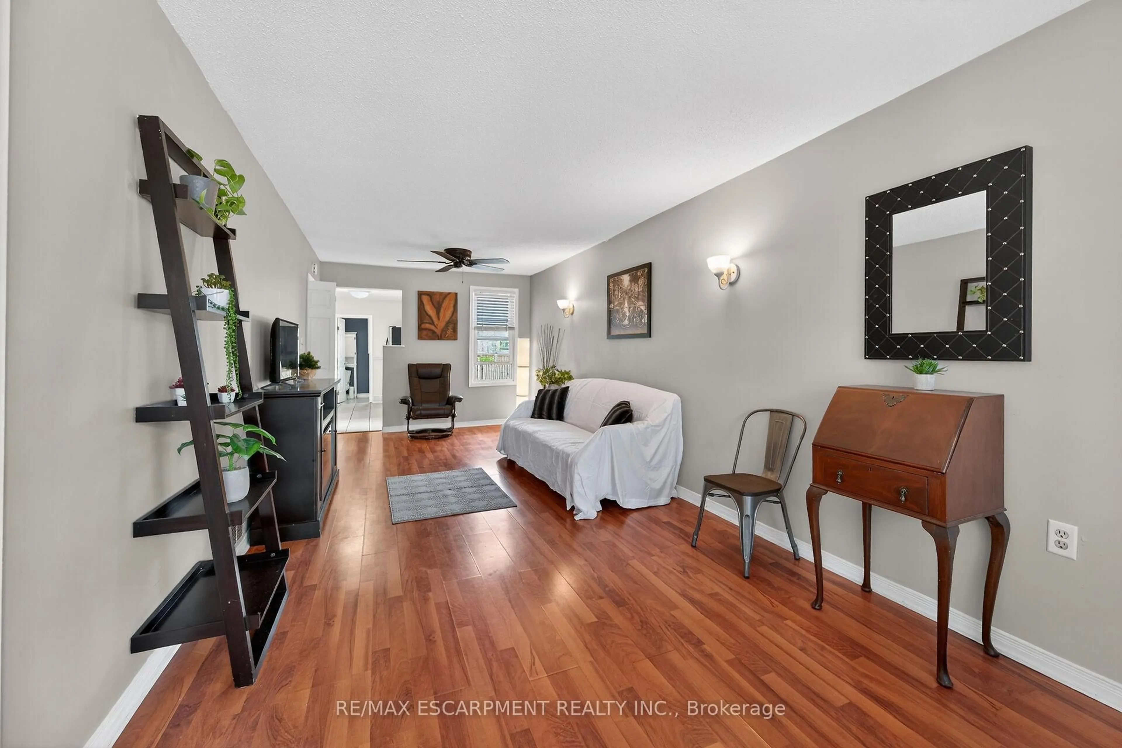 Living room with furniture, wood/laminate floor for 190 Campbell Ave, Hamilton Ontario L8H 2G3