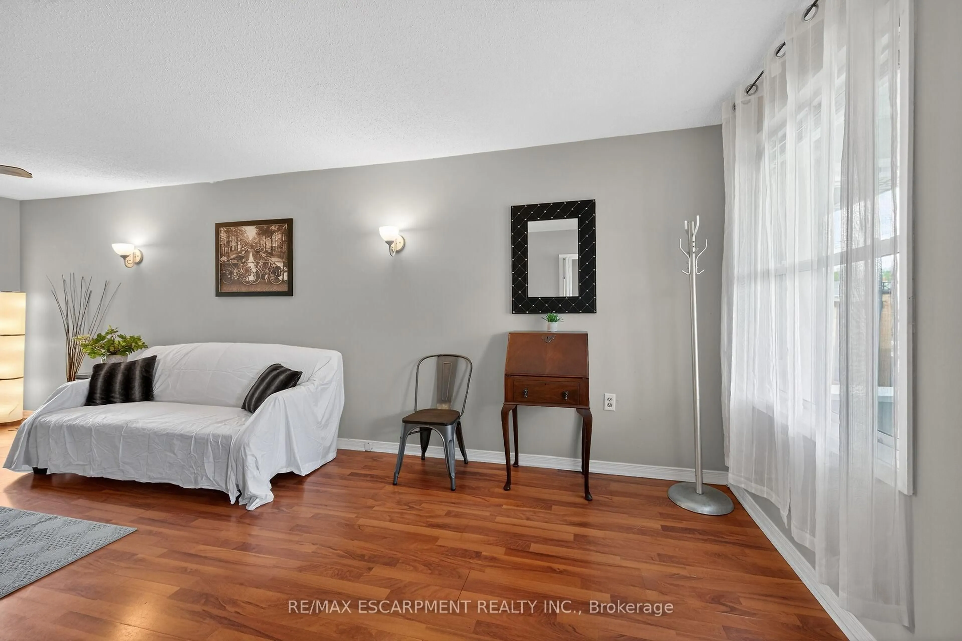 Living room with furniture, unknown for 190 Campbell Ave, Hamilton Ontario L8H 2G3