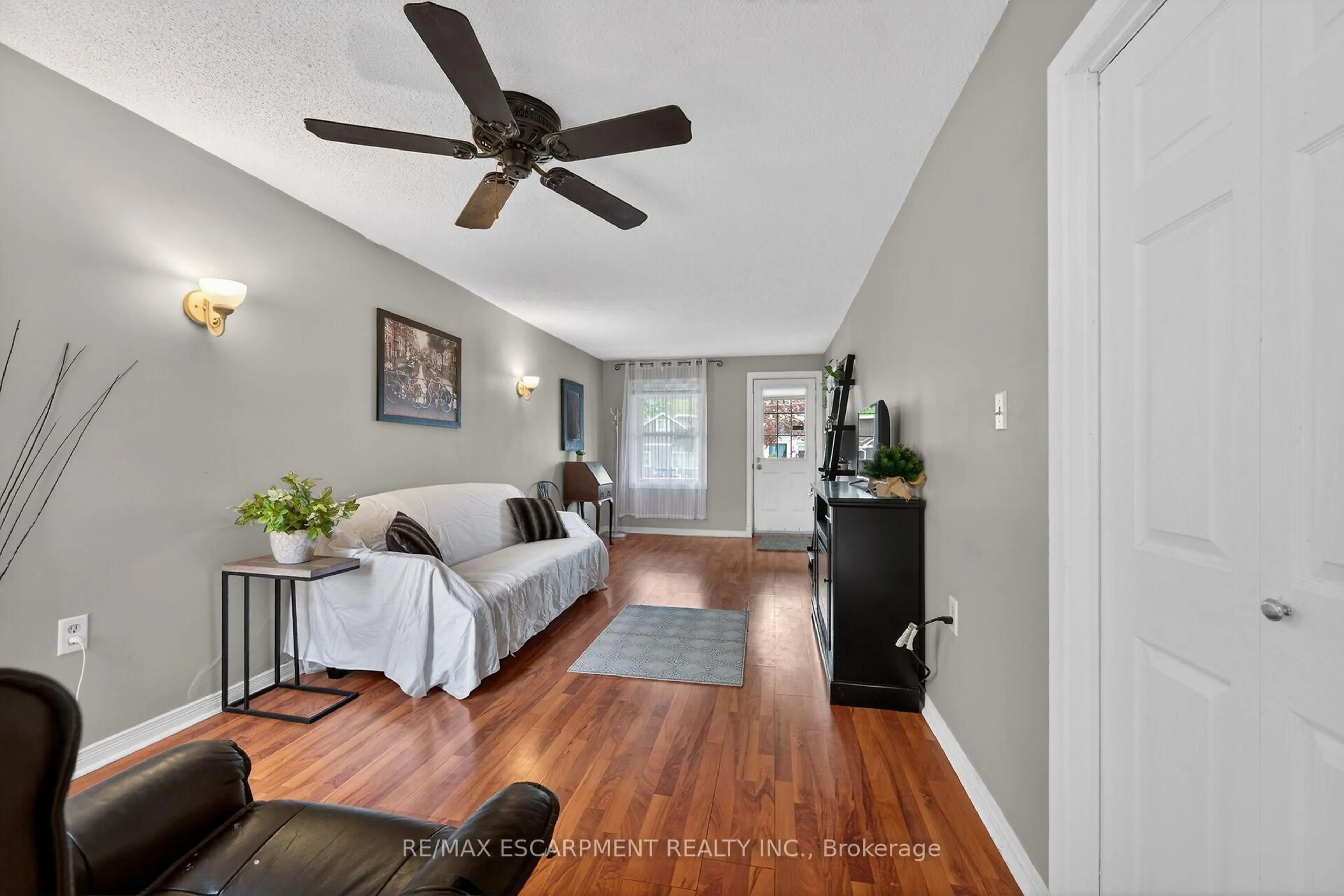 Living room with furniture, wood/laminate floor for 190 Campbell Ave, Hamilton Ontario L8H 2G3