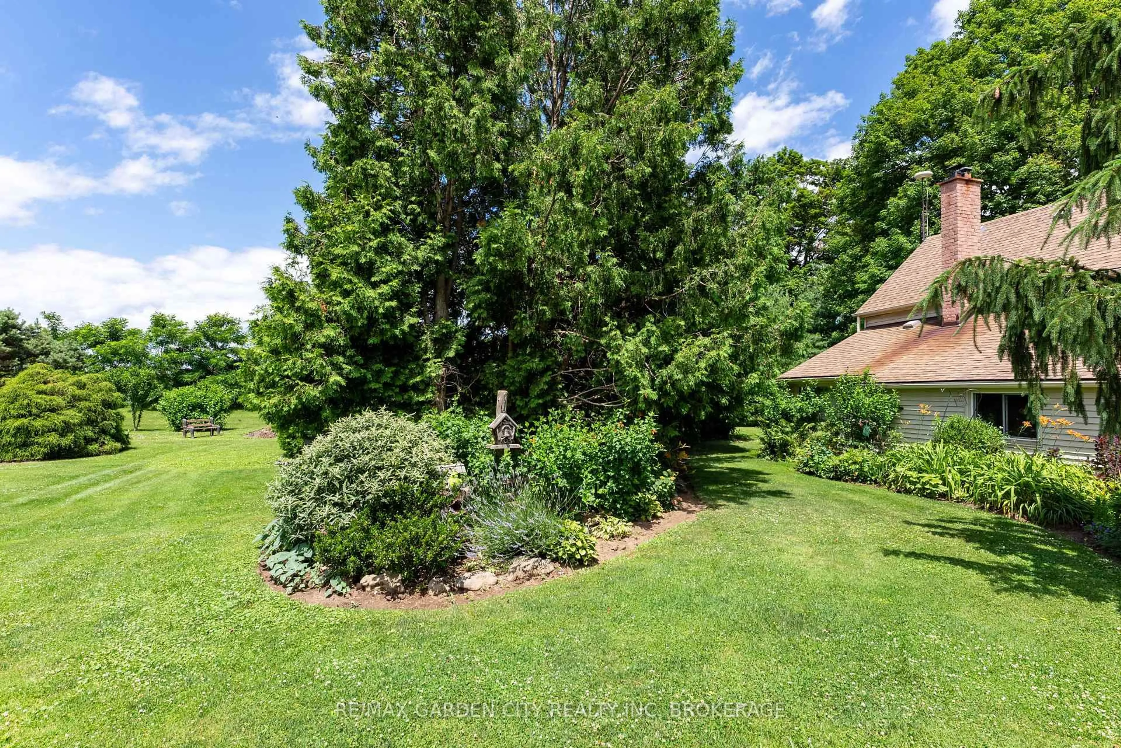 A pic from outside/outdoor area/front of a property/back of a property/a pic from drone, water/lake/river/ocean view for 5400 North Service Rd, Lincoln Ontario L0R 1B3