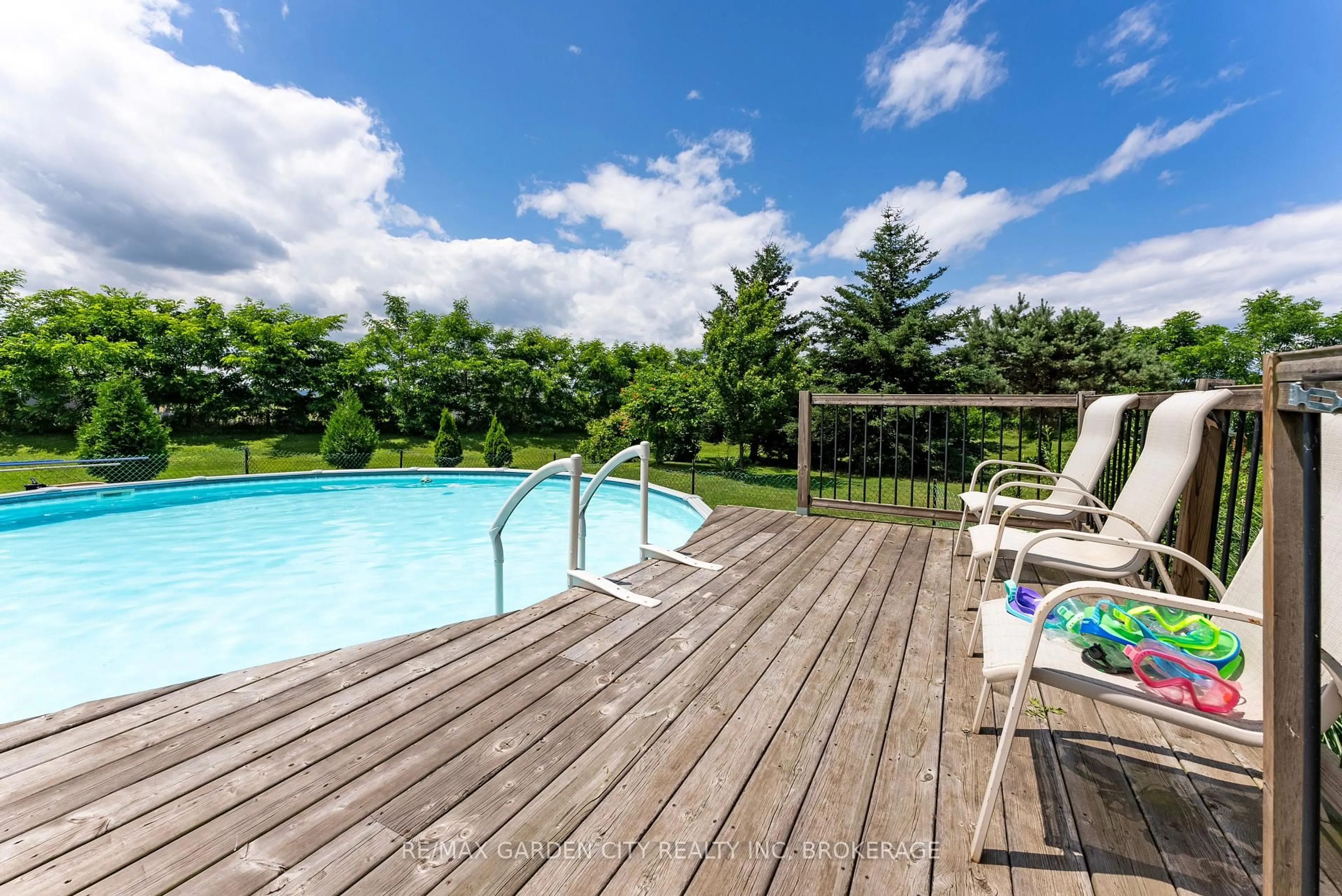 Pool for 5400 North Service Rd, Lincoln Ontario L0R 1B3