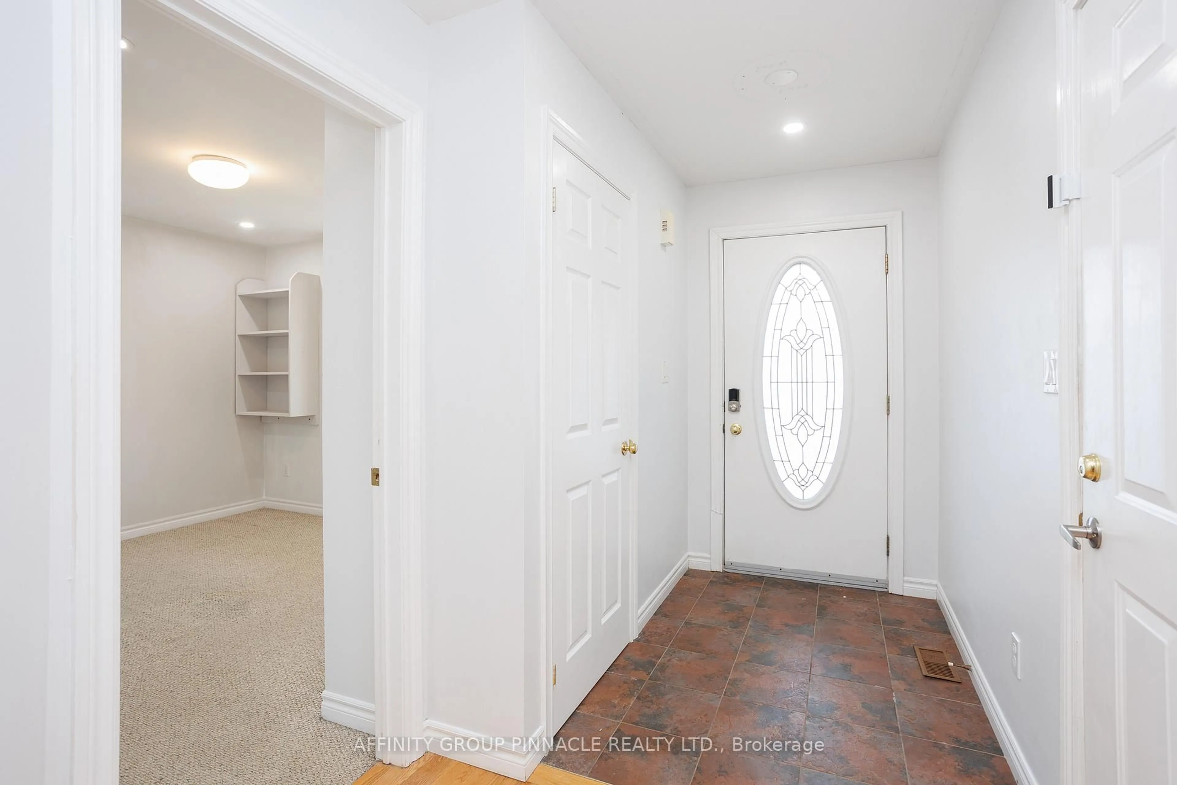 Indoor entryway for 4 Champlain Blvd, Kawartha Lakes Ontario K9V 0H9