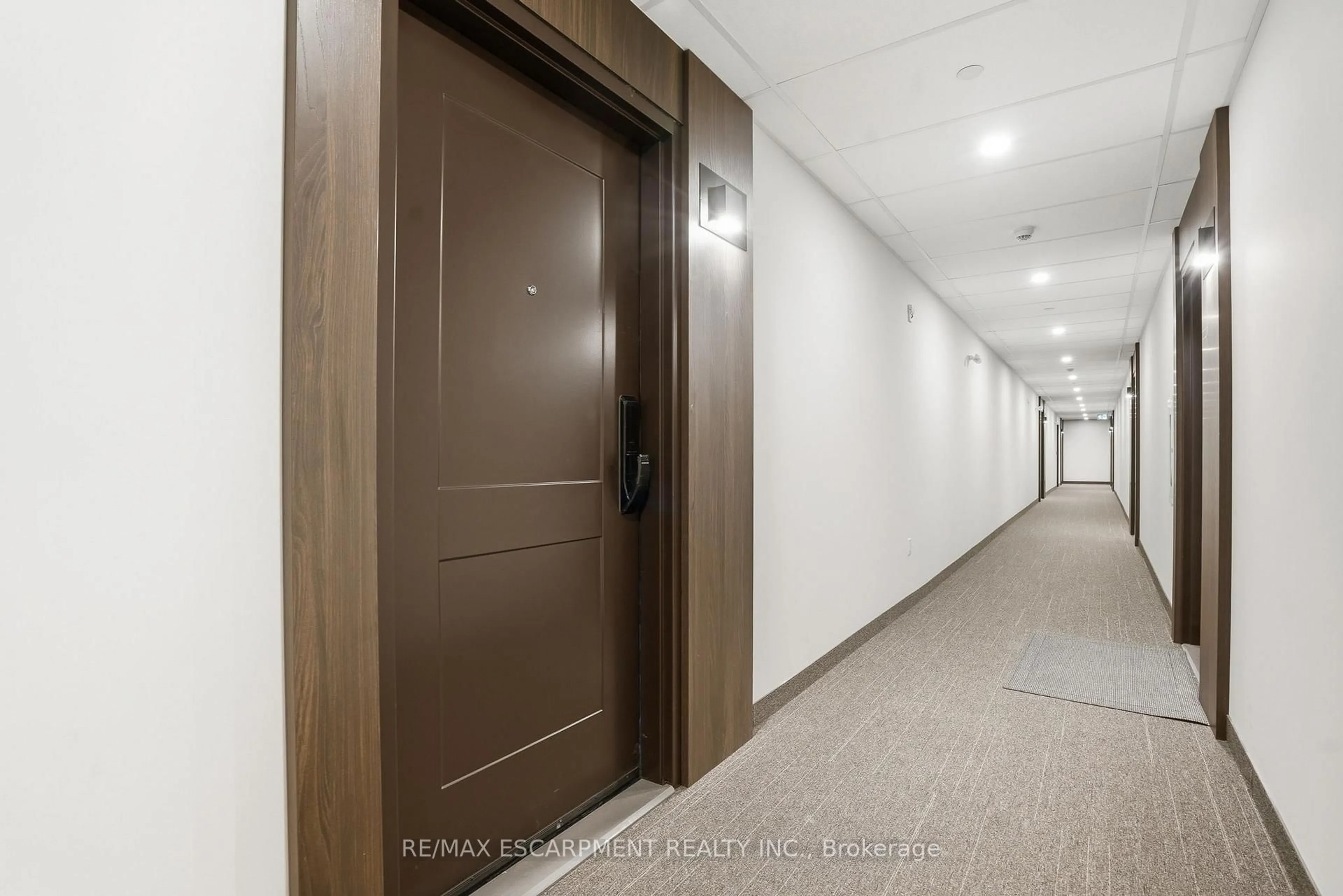 Indoor foyer for 7549B Kalar Rd #315, Niagara Falls Ontario L2H 3W7