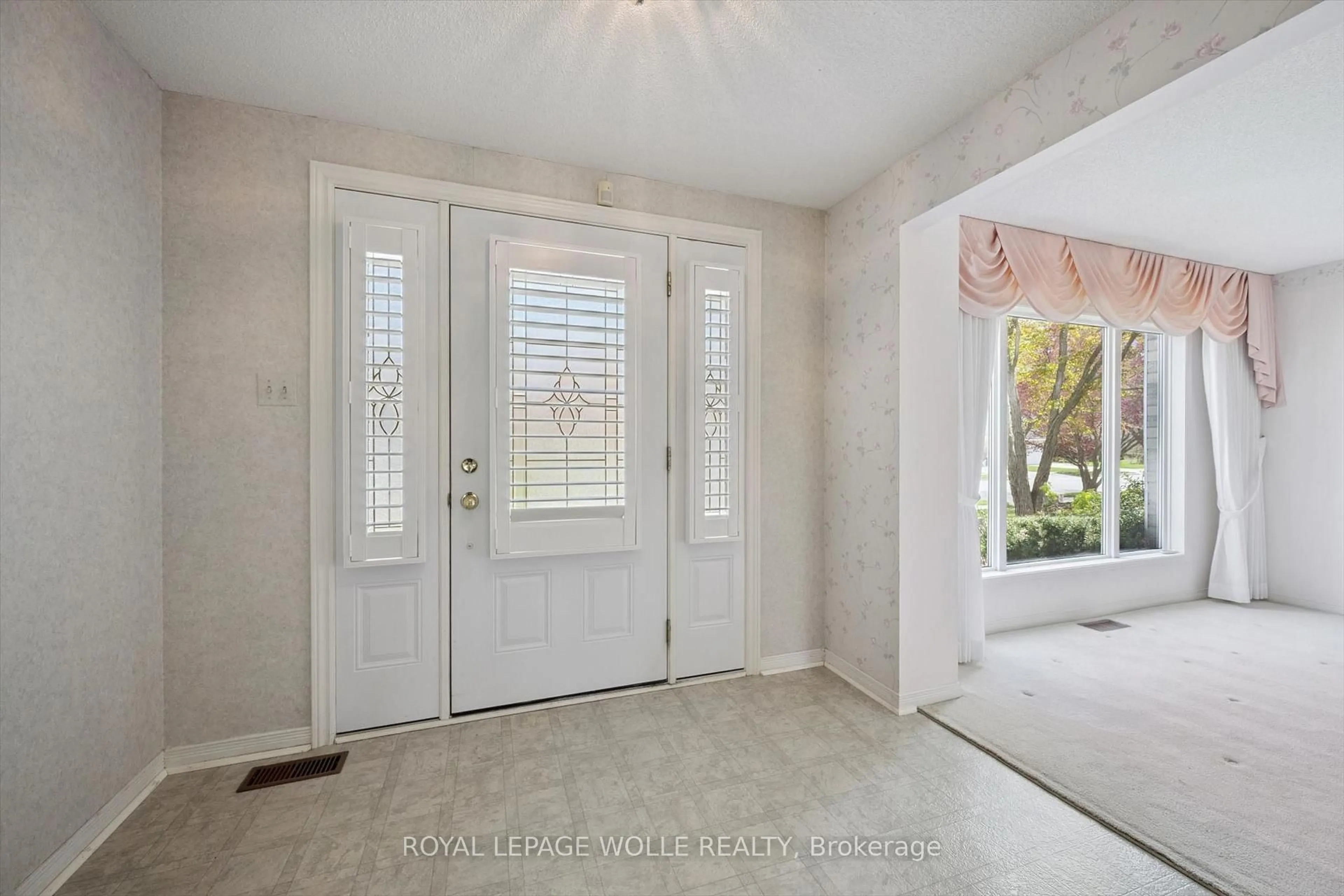 Indoor entryway for 363 Northlake Dr, Waterloo Ontario N2V 1W6