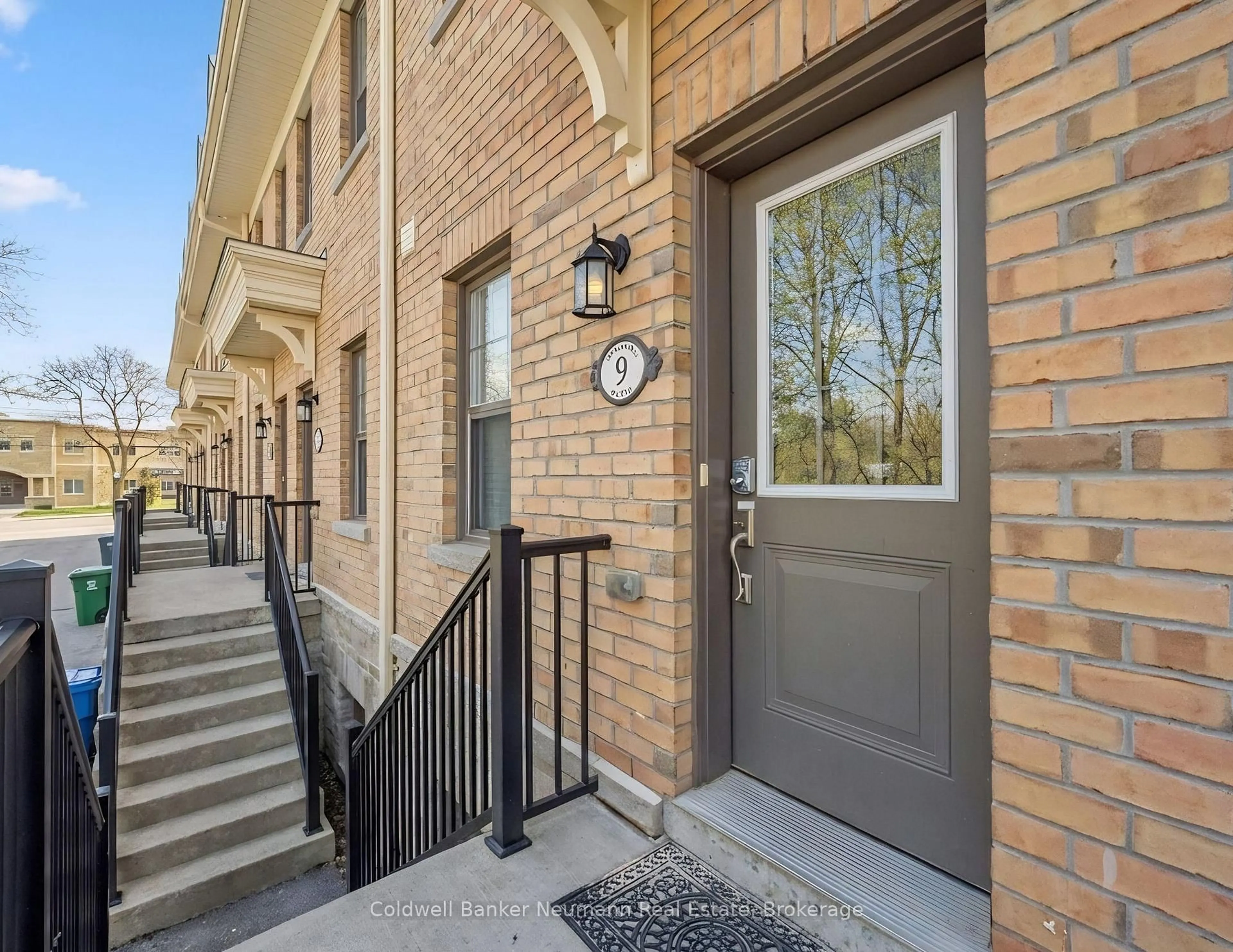 Indoor entryway for 803 Gordon St #9, Guelph Ontario N1G 1Y8