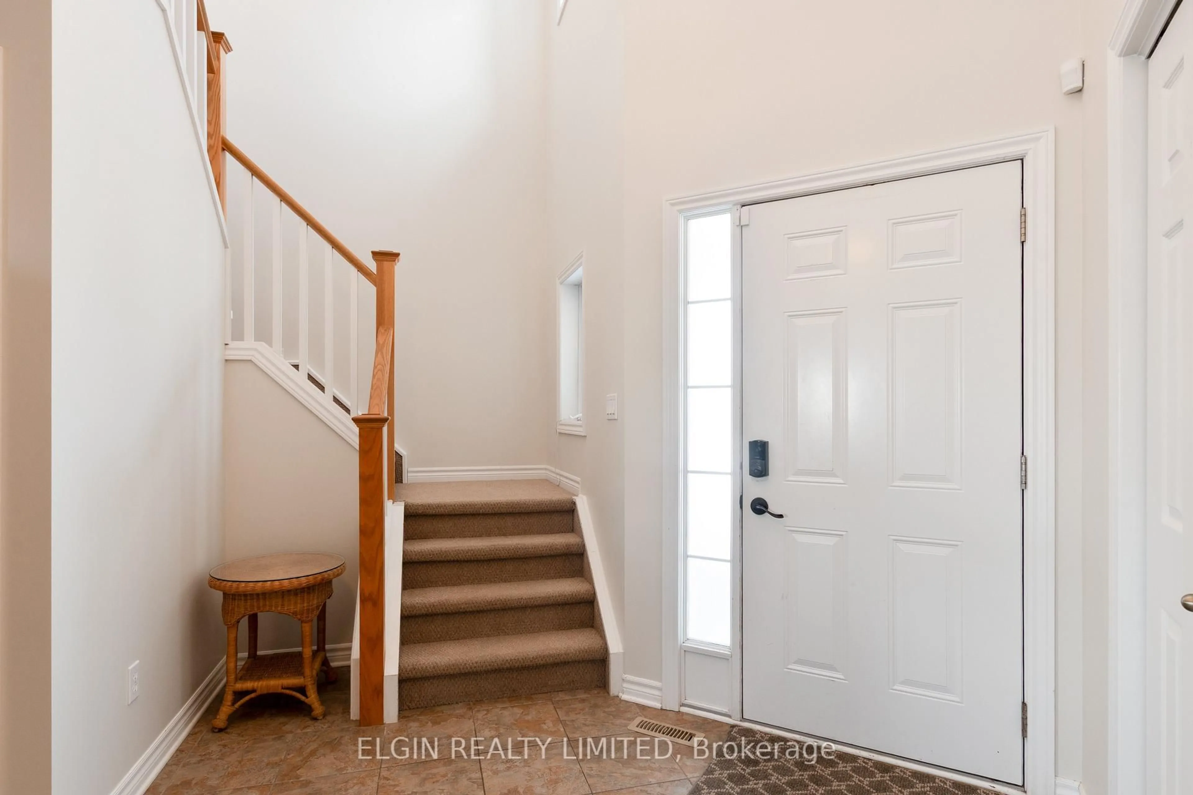 Indoor entryway for 18 Peach Tree Blvd, St. Thomas Ontario N5R 1L2