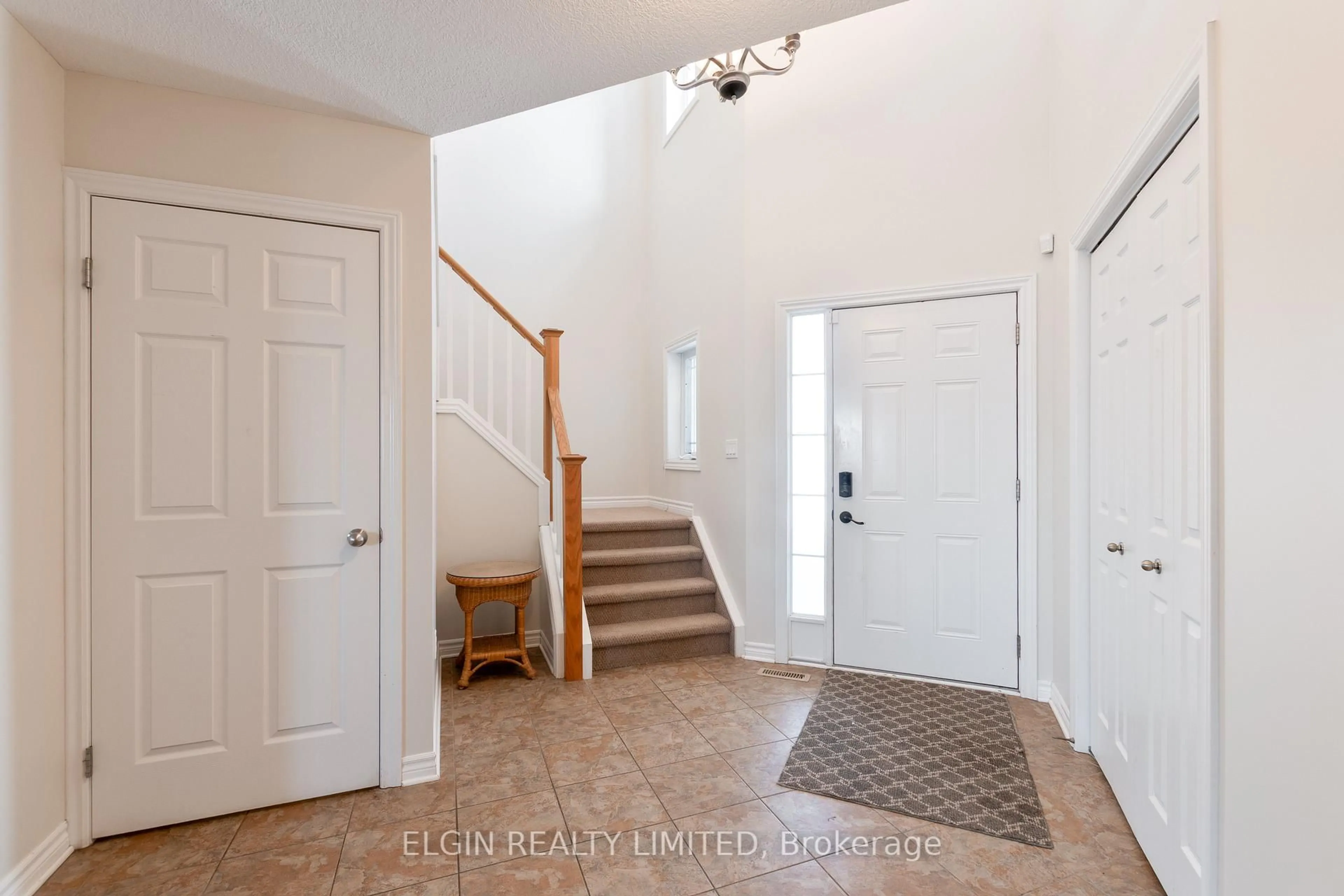 Indoor entryway for 18 Peach Tree Blvd, St. Thomas Ontario N5R 1L2