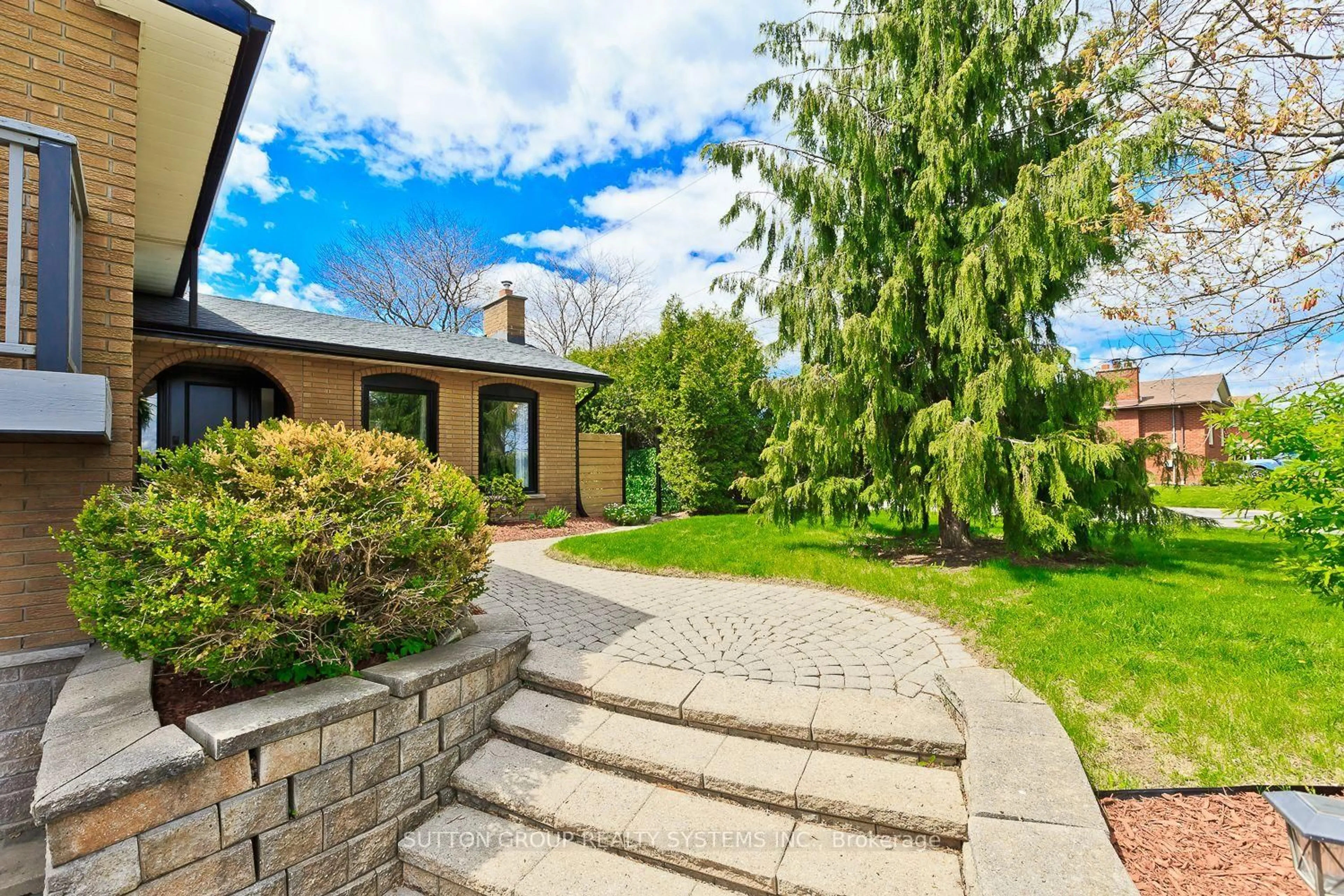 Home with brick exterior material, street for 653 Winston Rd, Grimsby Ontario L3M 4E8