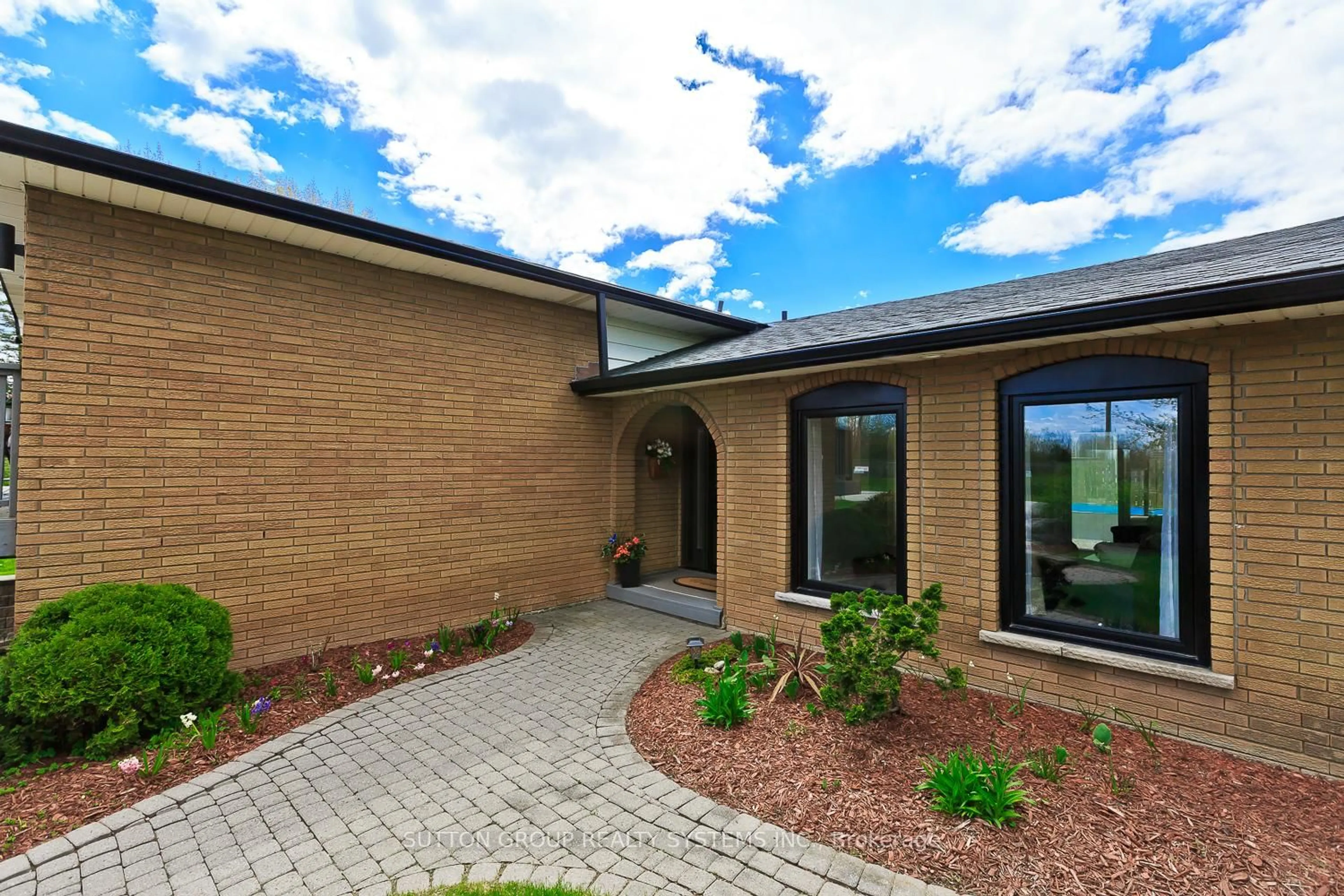 Home with brick exterior material, street for 653 Winston Rd, Grimsby Ontario L3M 4E8