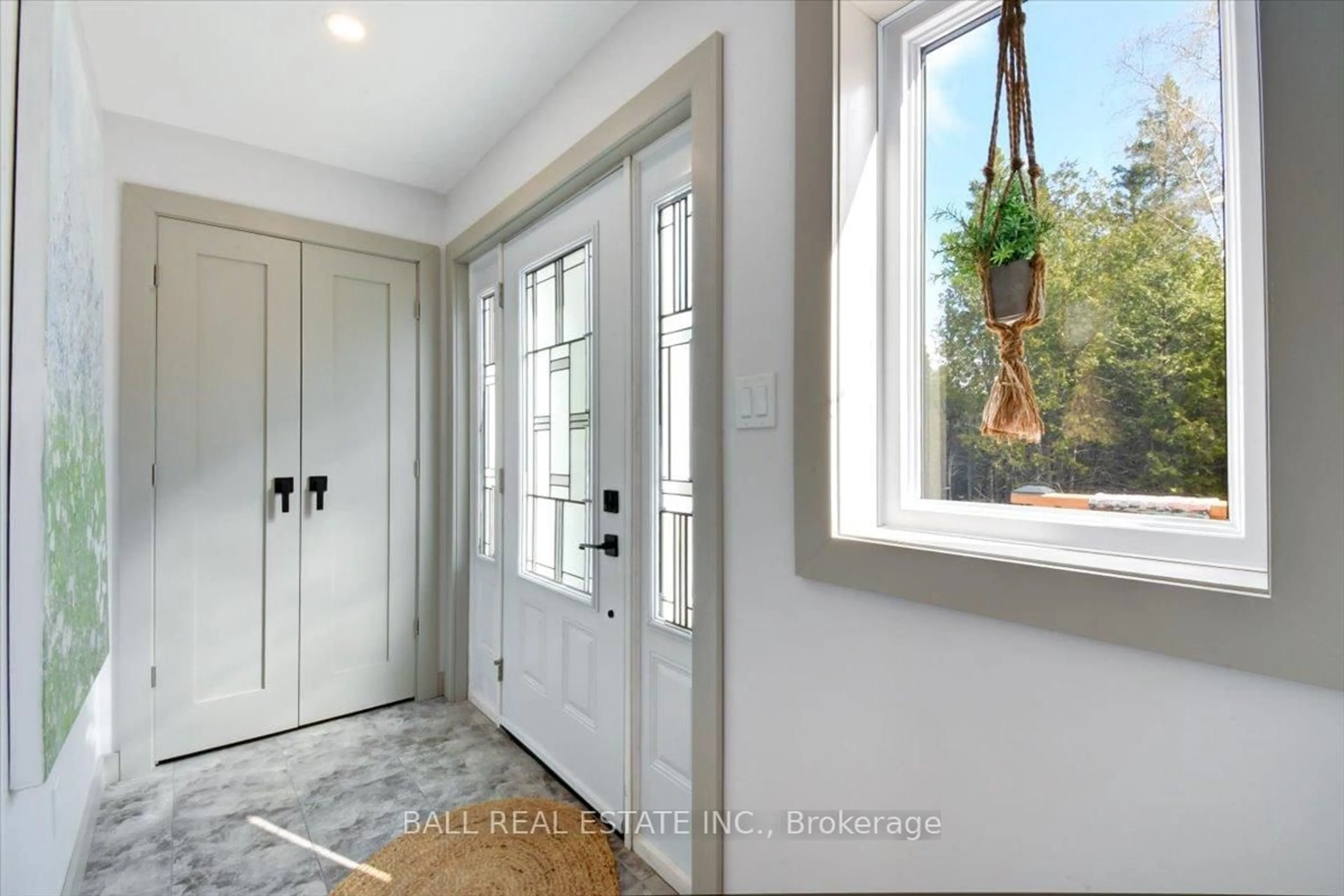 Indoor entryway for 1404 Hybla Rd, Bancroft Ontario K0L 1C0