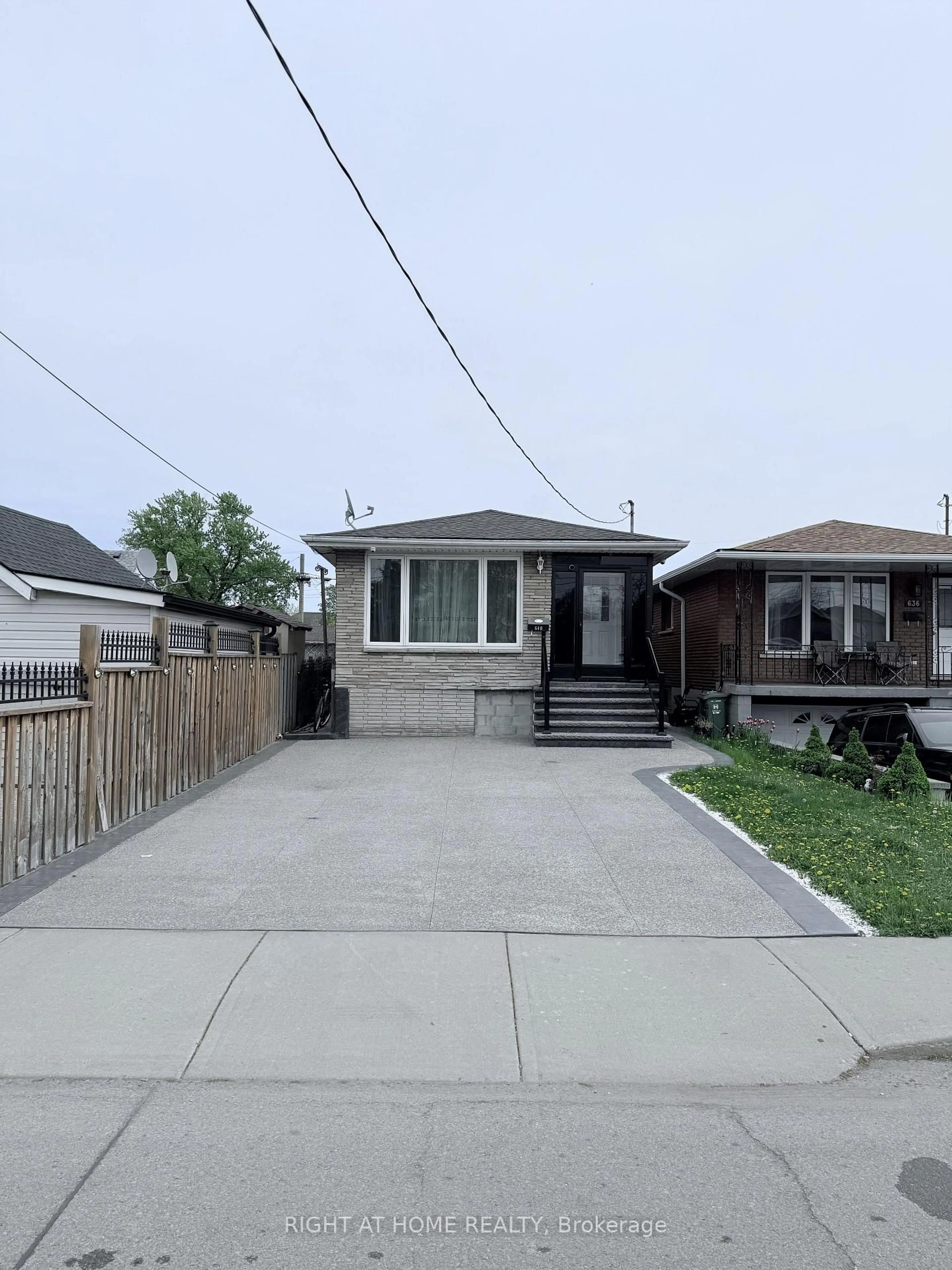 Home with vinyl exterior material, street for 640 Tate Ave, Hamilton Ontario L8H 6E3