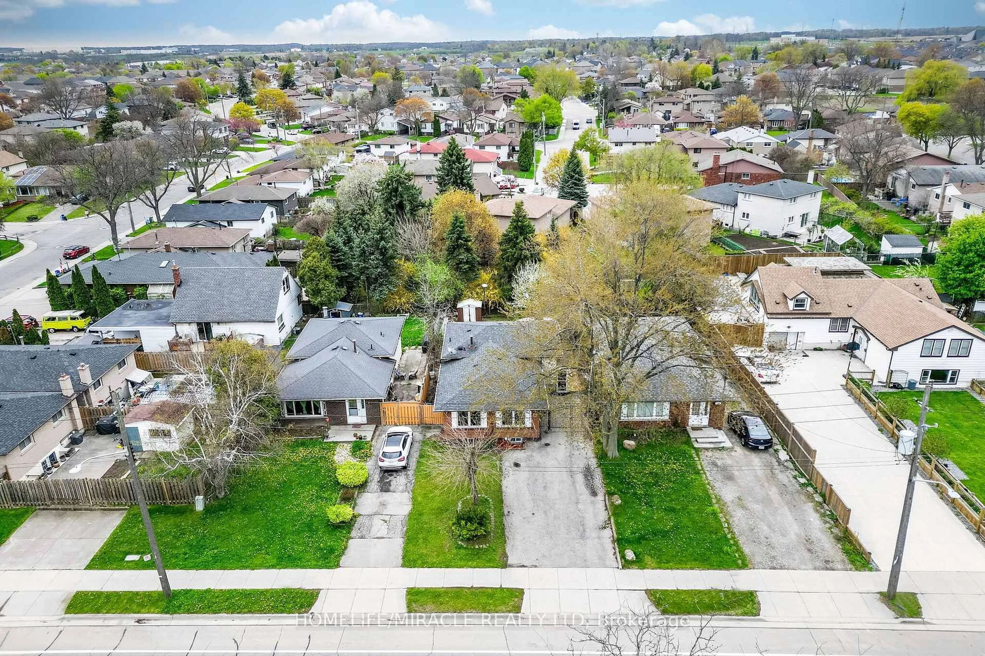 A pic from outside/outdoor area/front of a property/back of a property/a pic from drone, street for 794 Stone Church Rd, Hamilton Ontario L8W 1A8