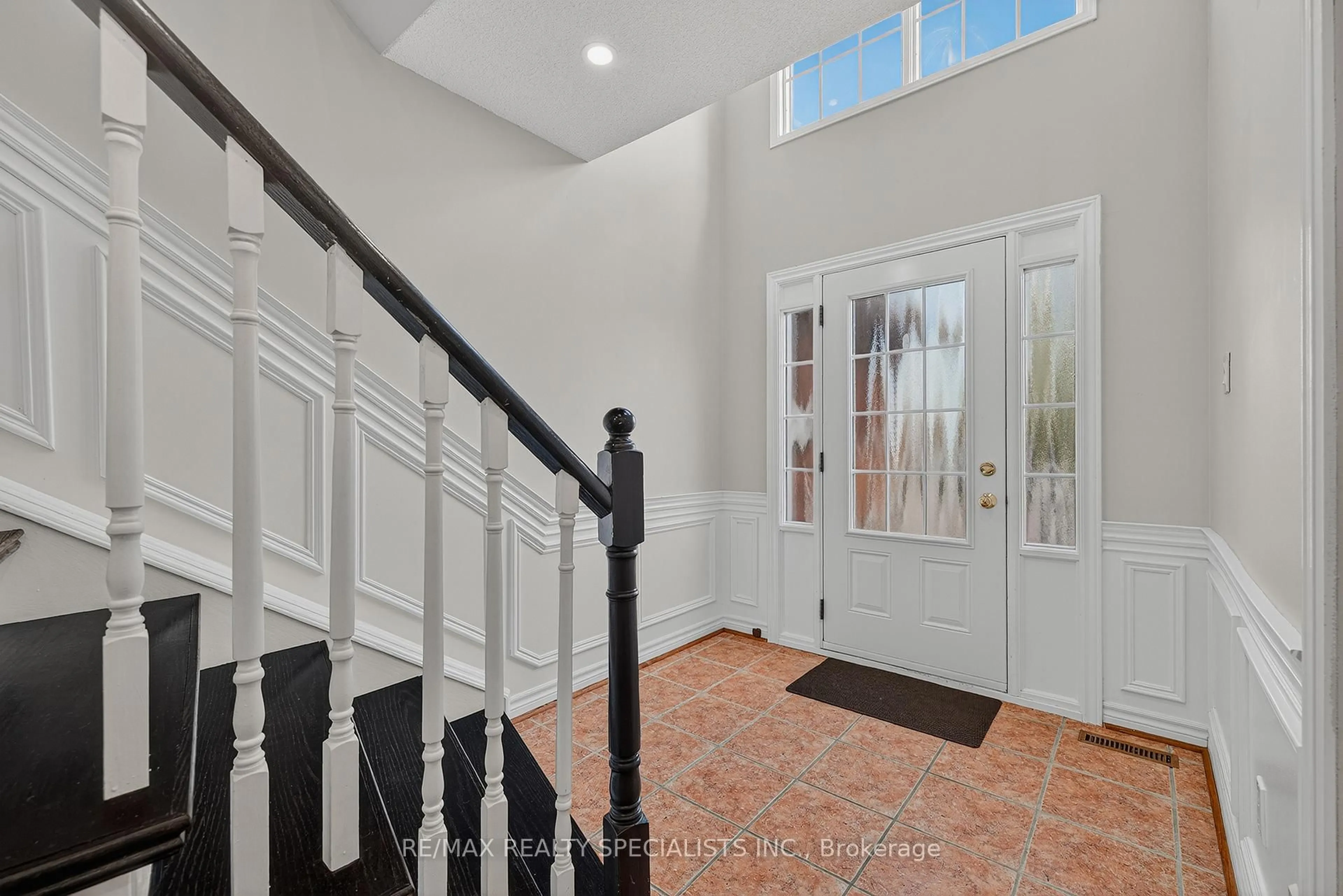 Indoor foyer for 19 Longyear Dr, Hamilton Ontario L8B 0E1