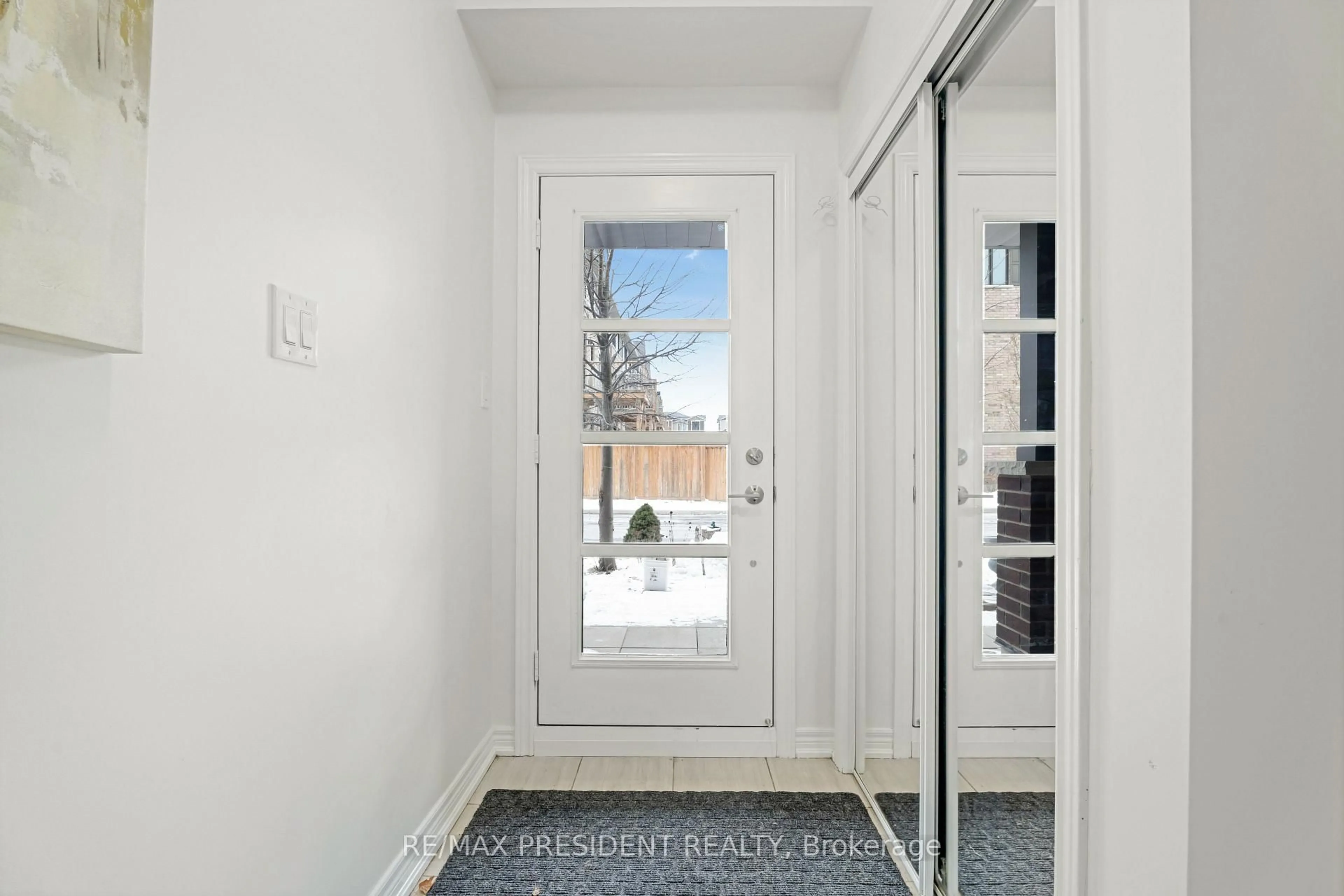 Indoor entryway for 6 Waterview Lane, Grimsby Ontario L3M 0H2
