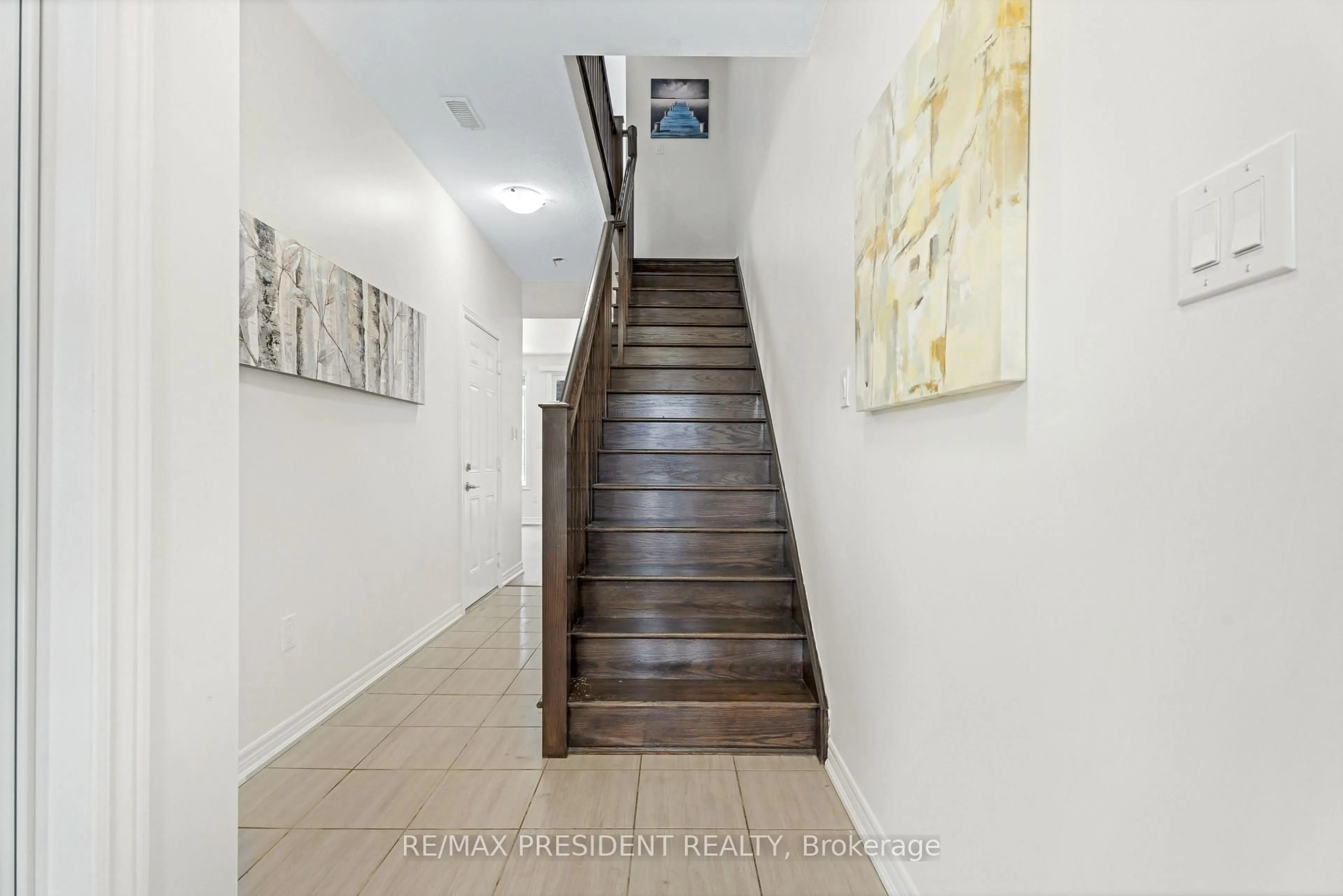 Indoor foyer for 6 Waterview Lane, Grimsby Ontario L3M 0H2