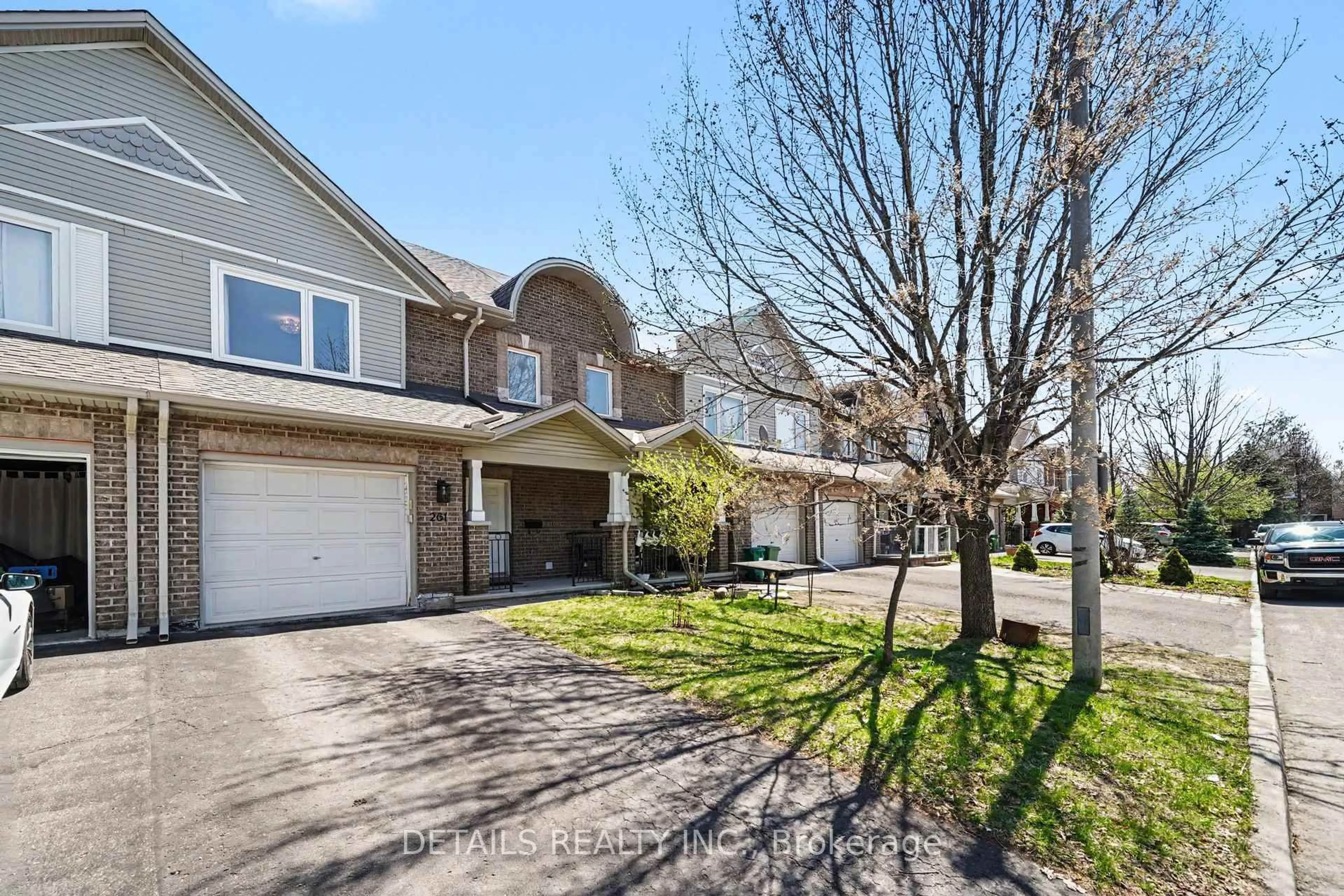 A pic from outside/outdoor area/front of a property/back of a property/a pic from drone, street for 261 Parkin Circ, Ottawa Ontario K1T 4G8