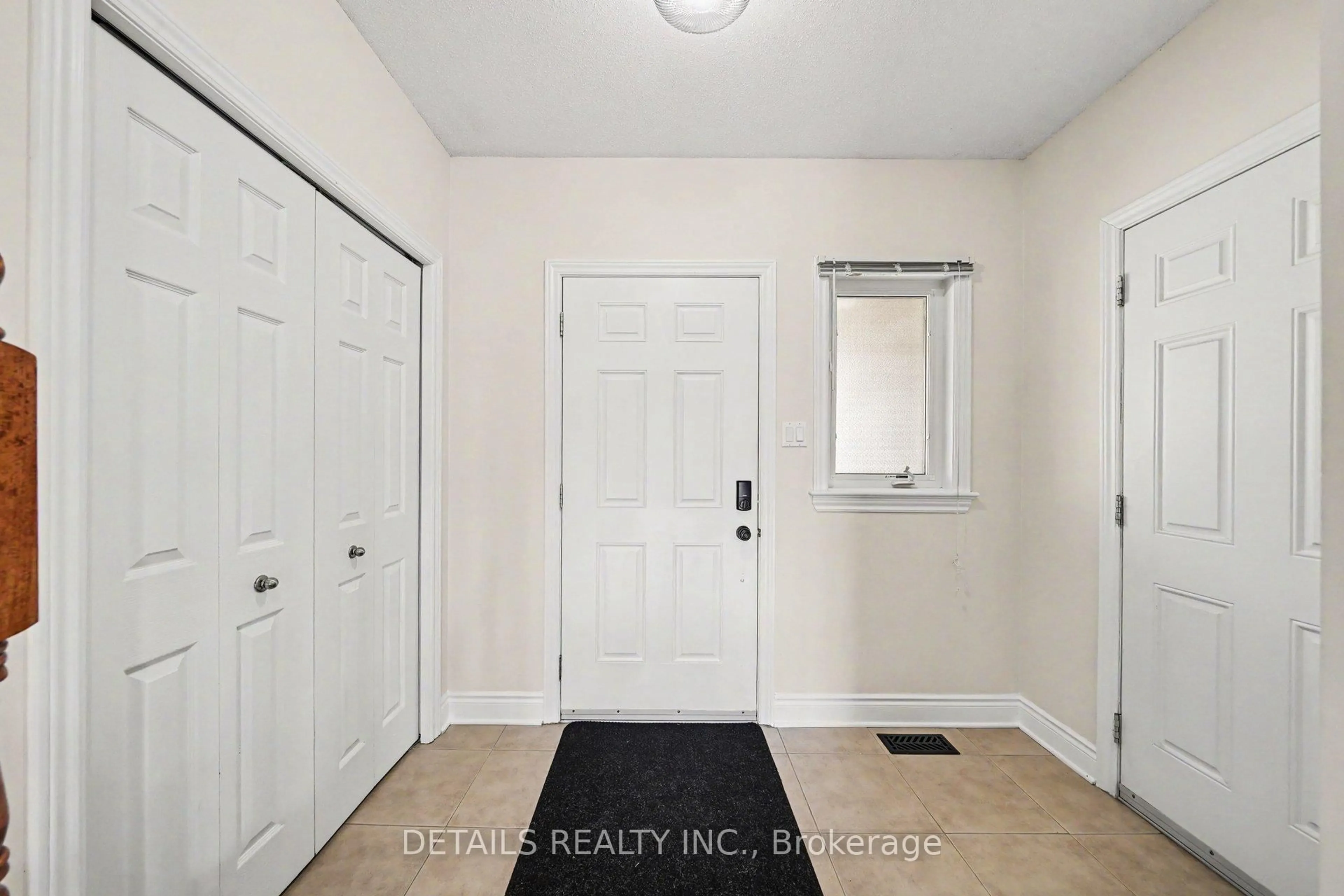Indoor entryway for 261 Parkin Circ, Ottawa Ontario K1T 4G8