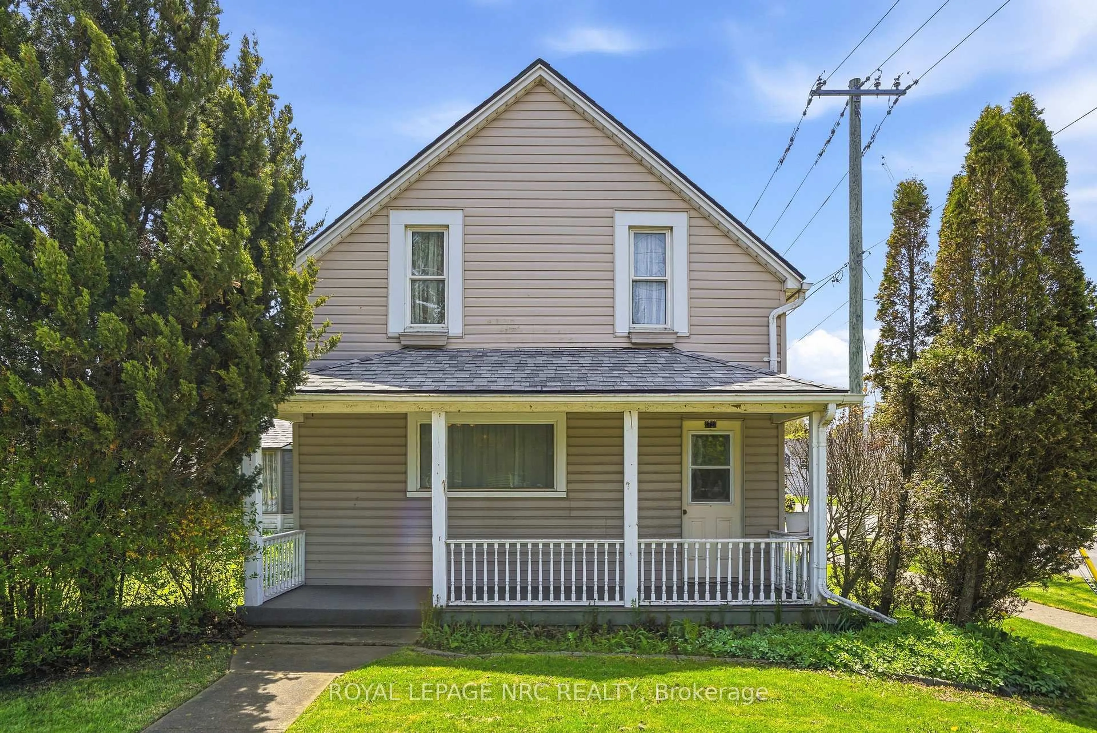 Home with vinyl exterior material, street for 3721 DOMINION Rd, Fort Erie Ontario L0S 1N0